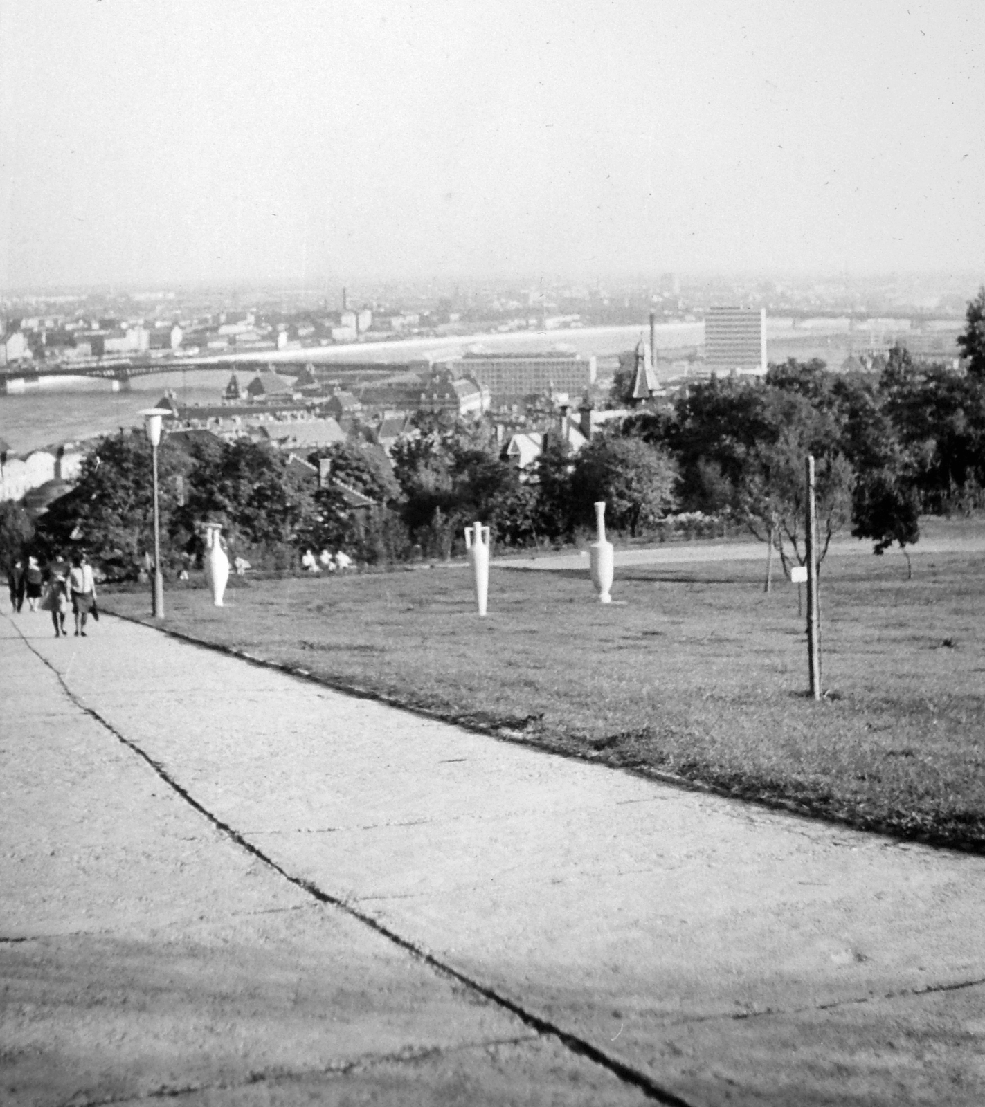 Hungary, Budapest XI., látkép a Budapesti Műszaki Egyetem (később Budapesti Műszaki és Gazdaságtudományi Egyetem) felé nézve. Az amforákat Metky Ödön mészkőből készítette 1965-ben., 1966, Orosz Heléna, Budapest, Budapest University of Technology, Fortepan #15545