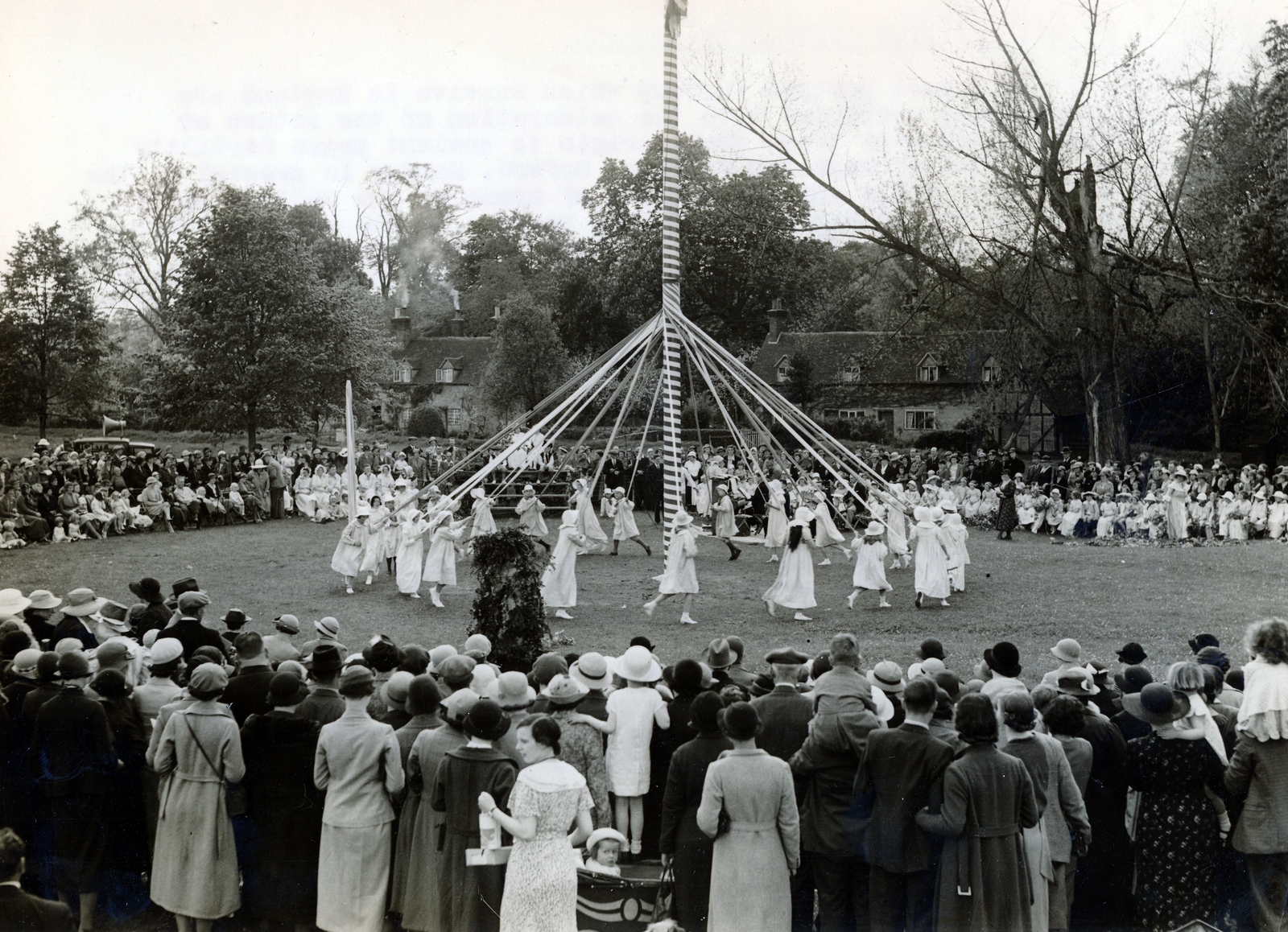 Egyesült Királyság, Ickwell, májusfa a május elsejei fesztiválon (Ickwell May Day Festival)., 1933, Kiss Zsuzsi, közönség, májusfa, Fortepan #155460