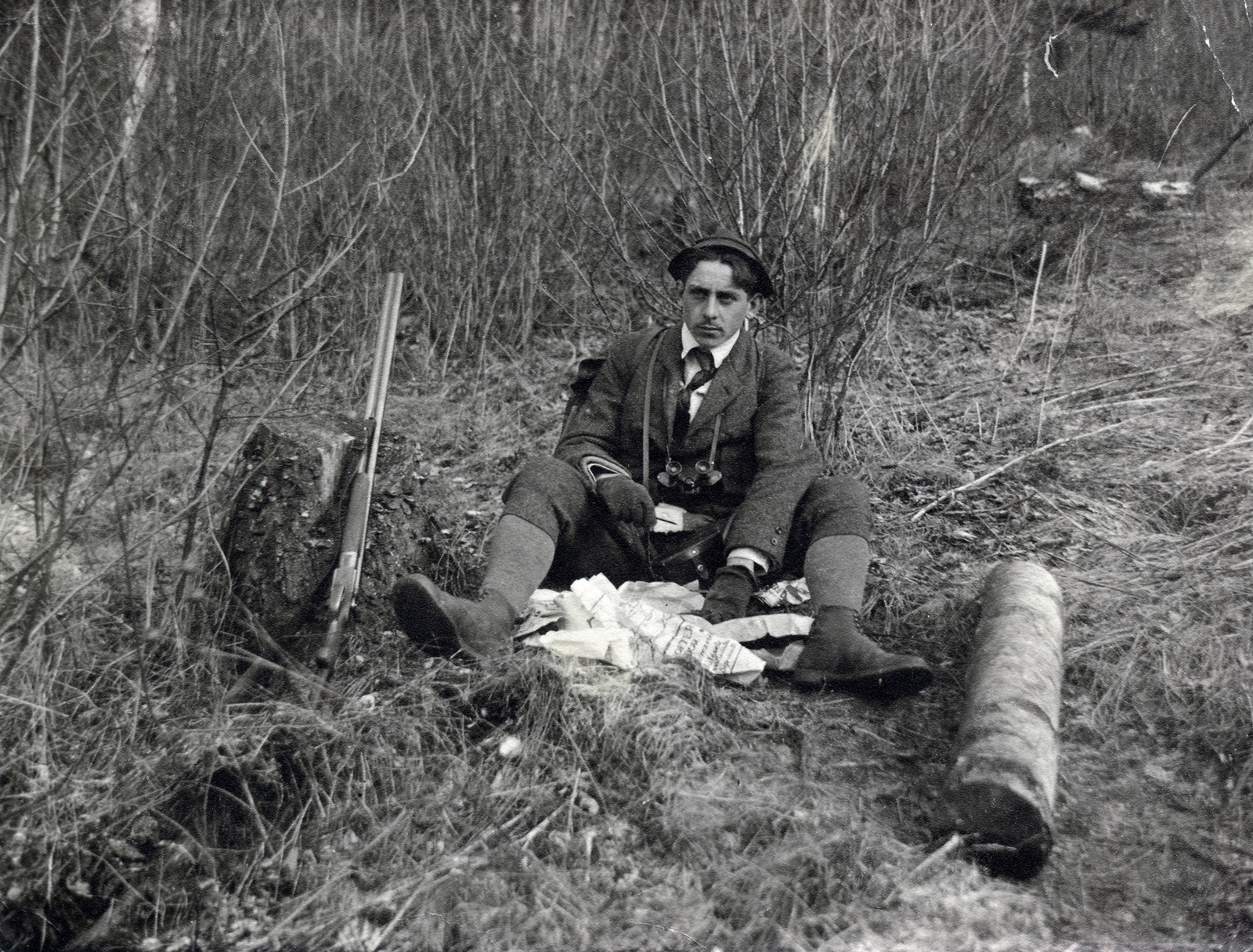 1912, Kachelmann Róbert, camera, man, sitting on the ground, hat, relaxation, pen knife, wide sitting, hunting rifle, Fortepan #155472