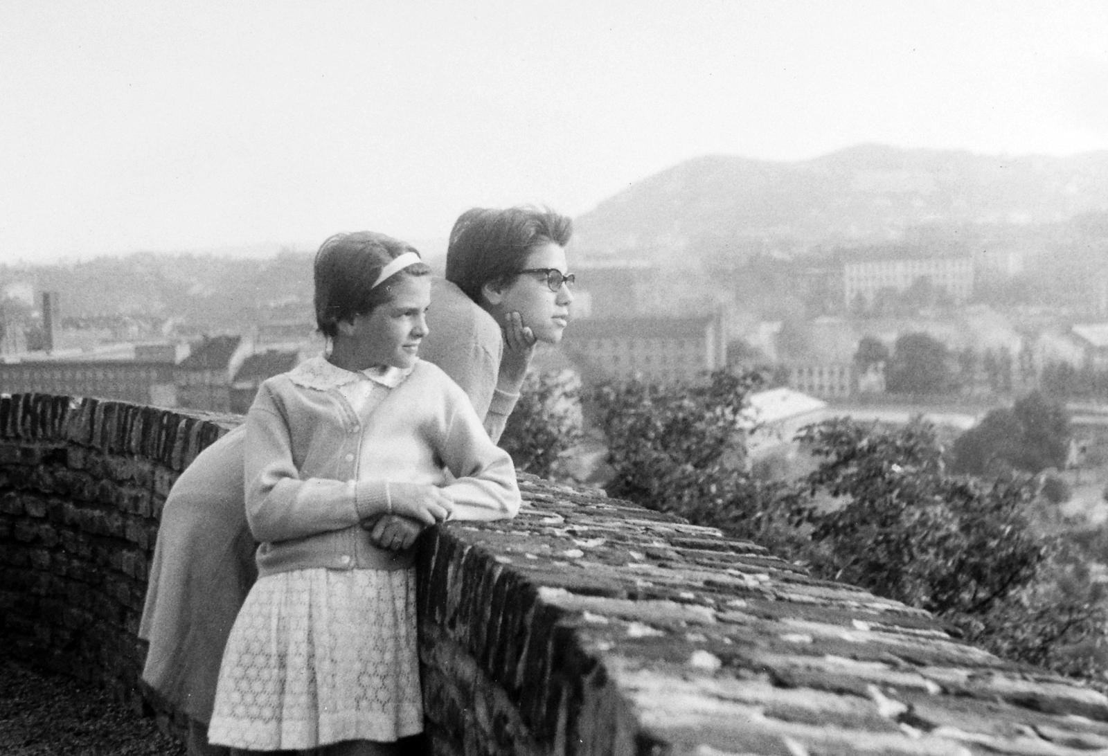 Hungary, Budapest I., Tóth Árpád sétány, háttérben a Sas-hegy., 1964, Orosz Heléna, view, girl, double portrait, Budapest, prop up the head, prop up on elbows, Fortepan #15550