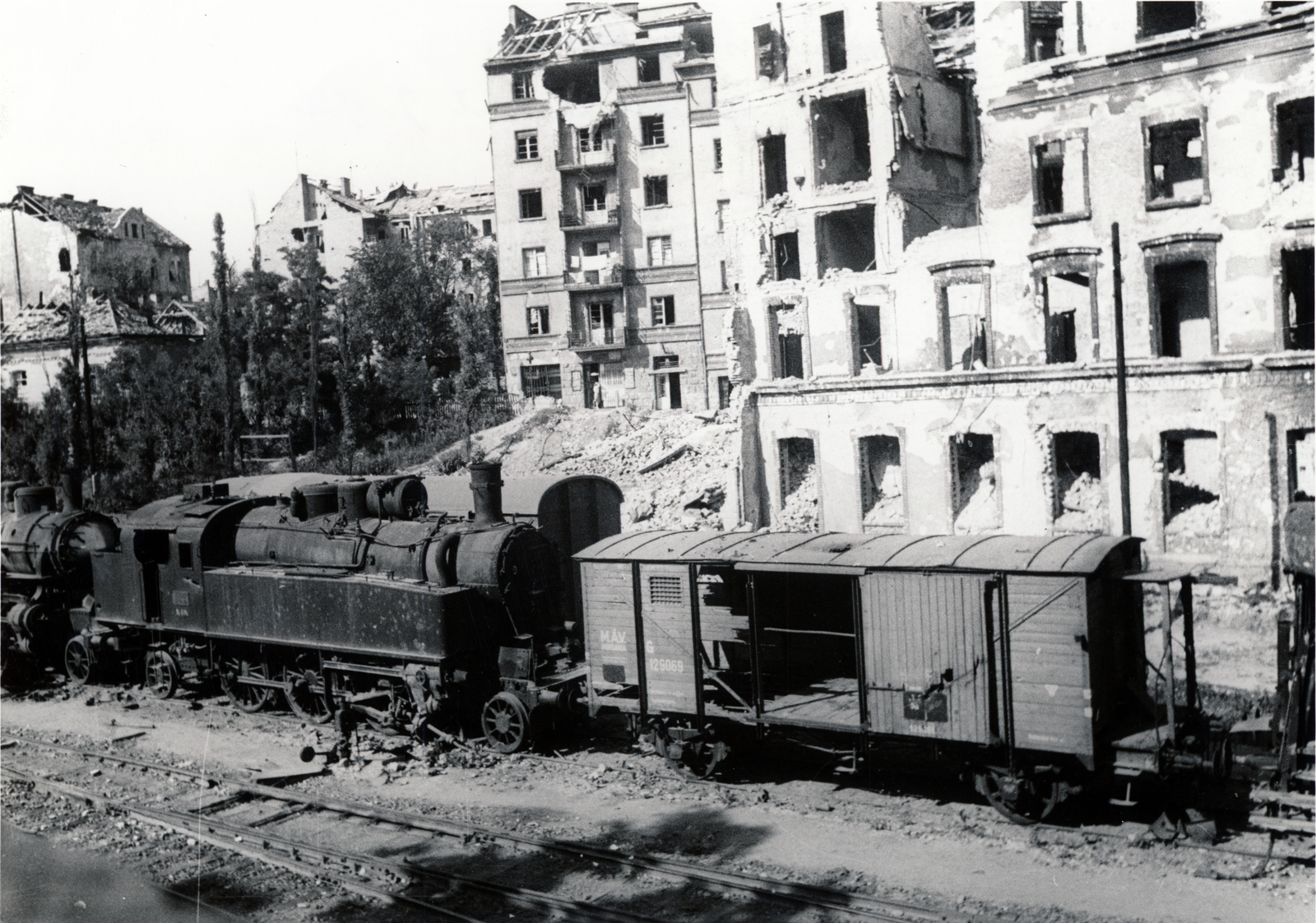 Hungary, Budapest I., a Déli pályaudvar tároló-rendező állomása. Jobbra a Déli Vaspályatársaság egykori igazgatósági épülete, háttérben a Győző utca és a Márvány utca háztömbjei., 1945, Fortepan, Budapest, coach, Fortepan #155510