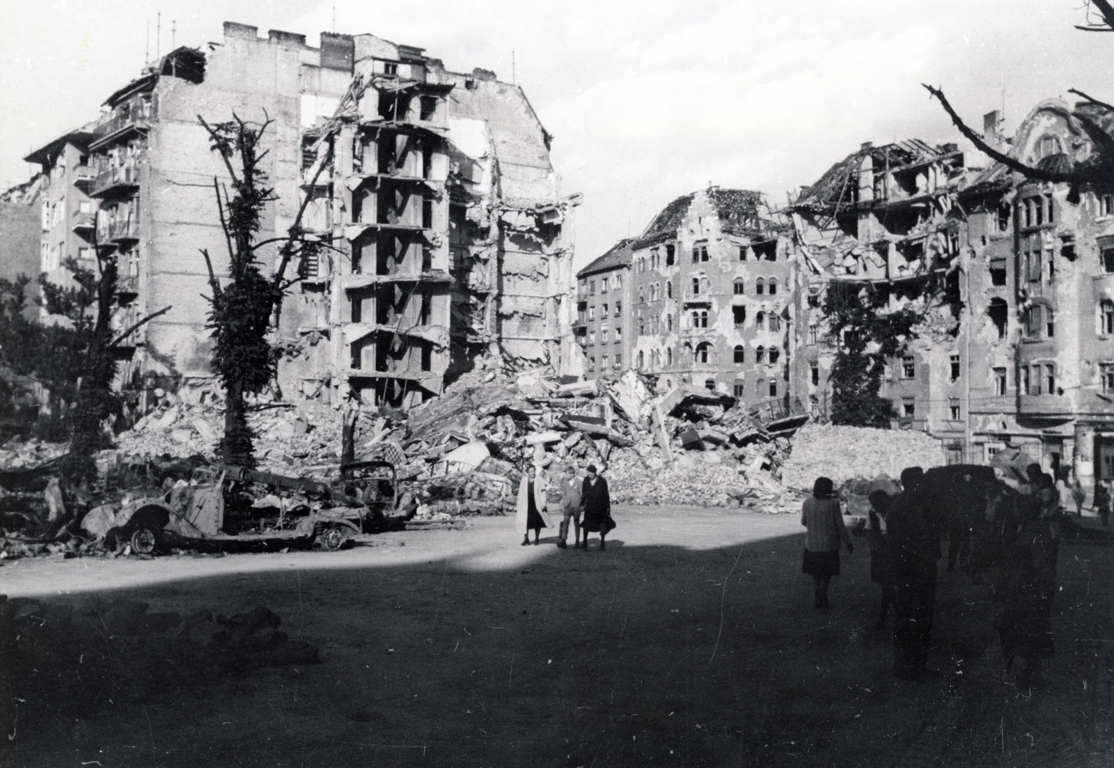 Hungary, Budapest II., Keleti Károly utca - Margit körút sarok, a felrobbant Regent-ház., 1945, Fortepan, Budapest, war damage, pedestrian, wreck, Fortepan #155512