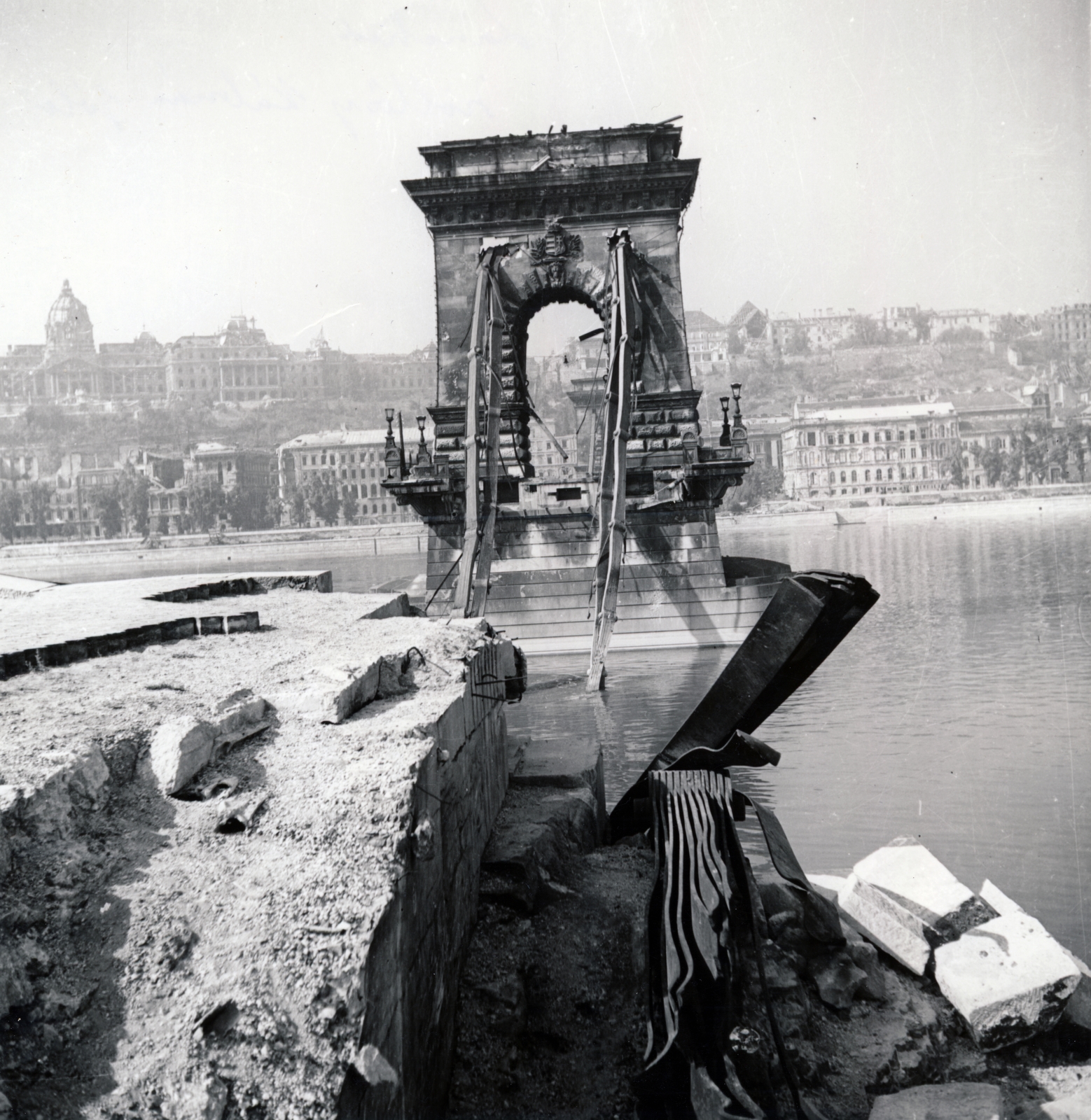 Magyarország, Budapest I.,Budapest V., a lerombolt Széchenyi Lánchíd pesti hídfője, háttérben a budai Vár., 1945, Fortepan, háborús kár, Budapest, hídroncs, Fortepan #155522