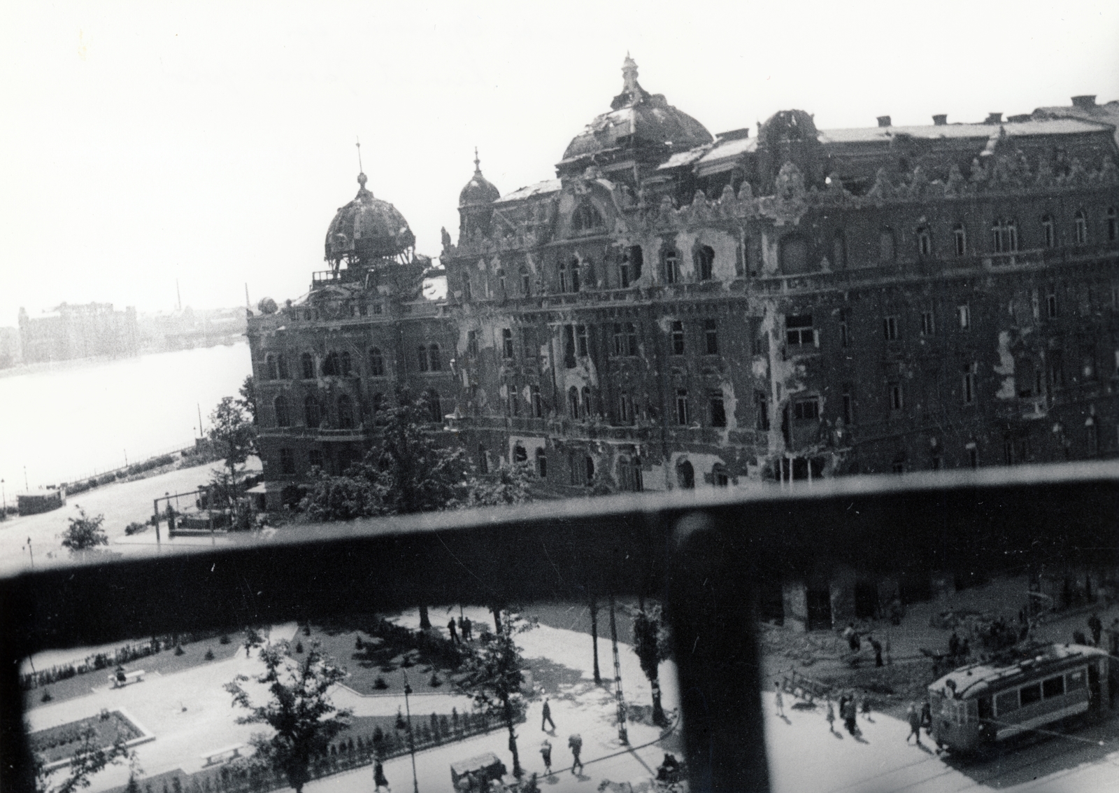 Hungary, Budapest XI., kilátás a Gellért Szállóból a Szent Gellért térre. Balra a Magyar királyi József nádor Műszaki és Gazdaságtudományi Egyetem (később Budapesti Műszaki és Gazdaságtudományi Egyetem) romos CH épülete, jobbra a Bartók Béla út., 1945, Fortepan, Budapest, Budapest University of Technology, war damage, tram, Fortepan #155523