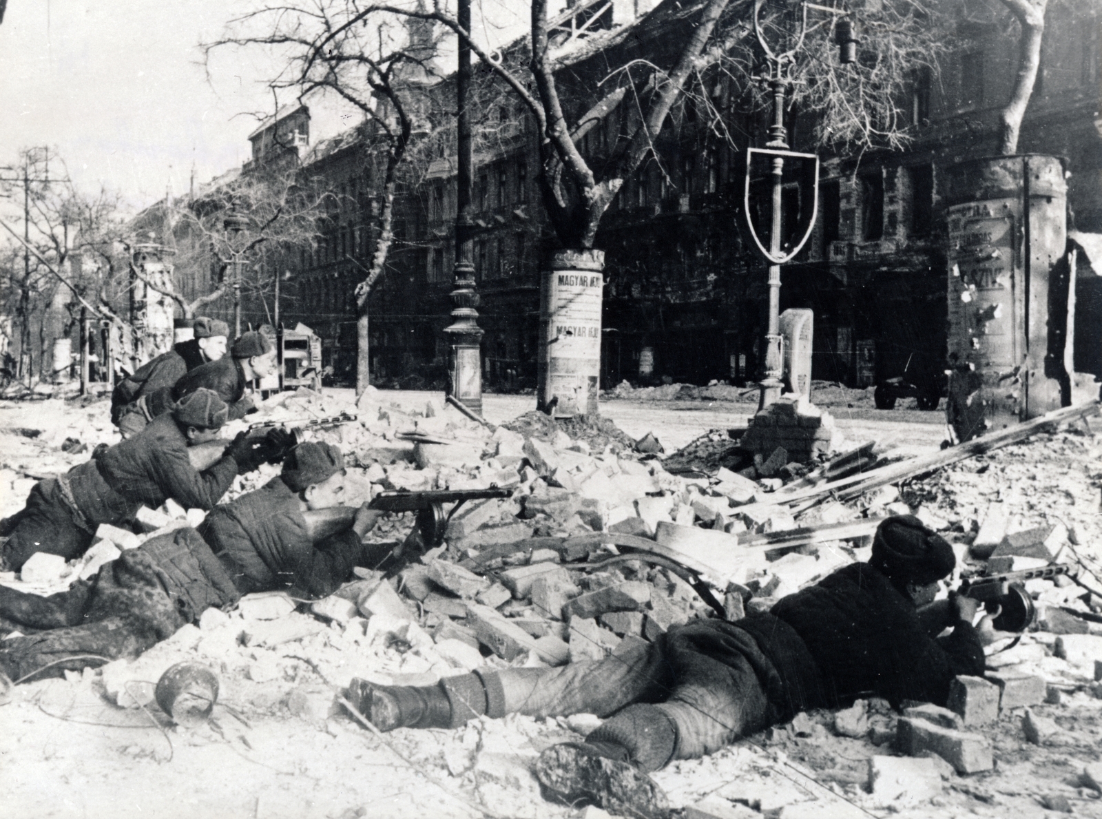 Magyarország, Budapest VIII., a József körút Baross utca - Práter utca közötti szakasza., 1945, Fortepan, Budapest, lámpaoszlop, tégla, hirdetőoszlop, szovjet katona, gépfegyver, Fortepan #155533