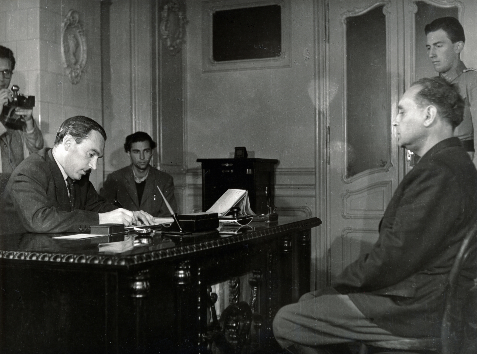 Hungary, Budapest VI., Andrássy út 60., Péter Gábor a Politikai Rendészeti Osztály (PRO) vezetője kihallgatja Szálasi Ferenc korábbi nyilas "nemzetvezetőt” és miniszterelnököt., 1946, Fortepan, Budapest, politician, war crime, Fortepan #155540