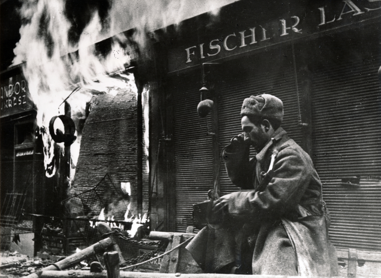 Hungary, Budapest V., Bárczy István (Kamermayer Károly) utca a Városház utca közelében., 1945, Fortepan, Budapest, sitting, shutter, Soviet soldier, fire, Fortepan #155541