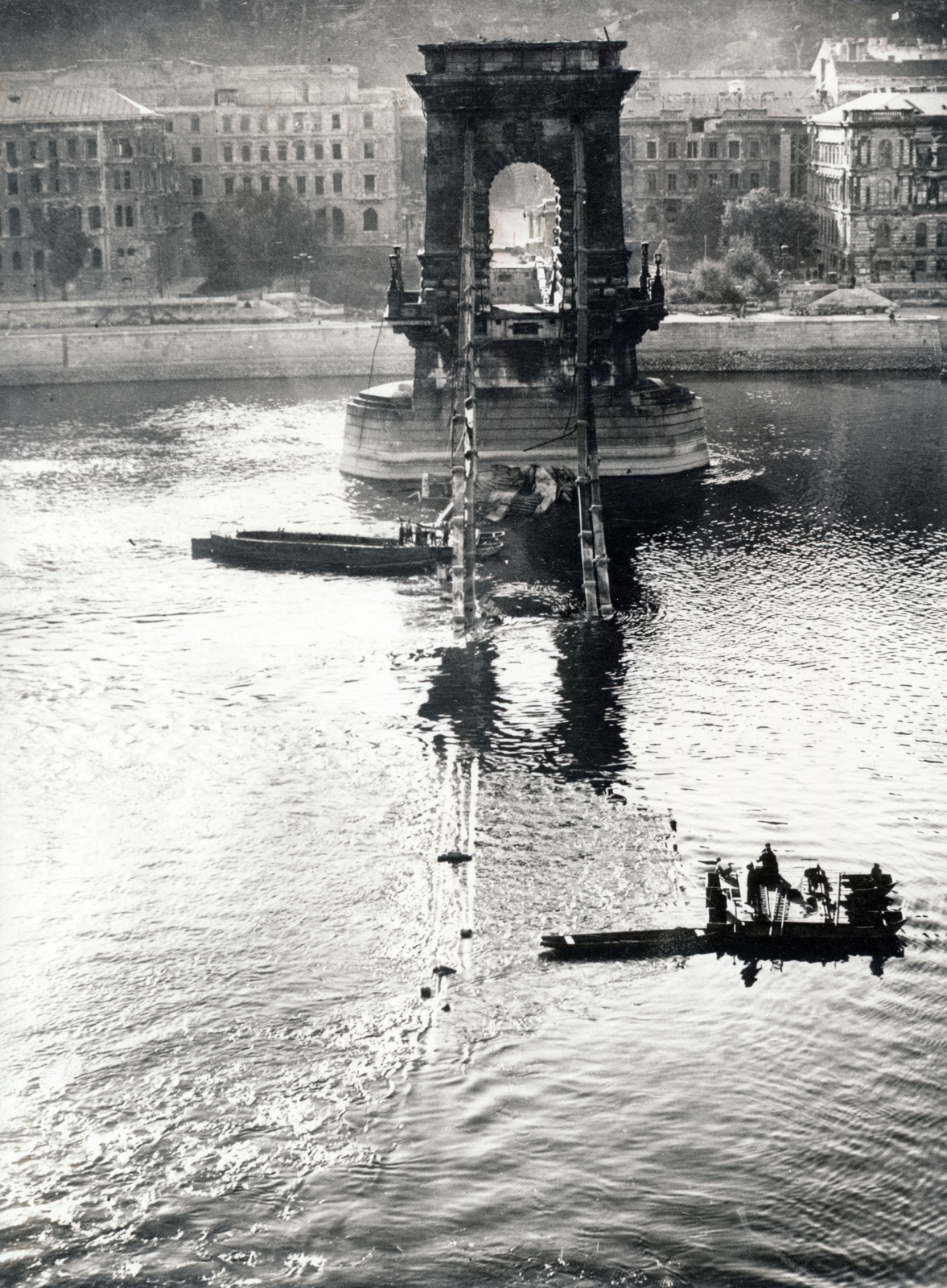 Hungary, Budapest I., a lerombolt Széchenyi Lánchíd a pesti kapuzatról nézve., 1945, Fortepan, Budapest, war damage, wrecked bridge, Fortepan #155542