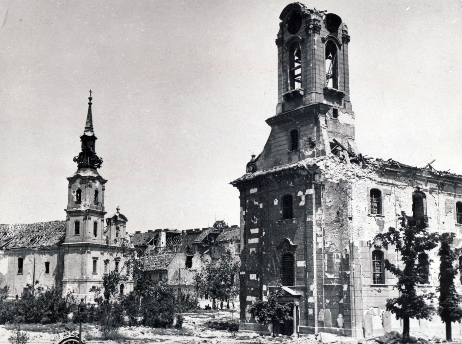 Hungary, Tabán, Budapest I., balra az Alexandriai Szent Katalin-templom, jobbra a romos Szent Demeter szerb templom., 1945, Fortepan, Budapest, war damage, damaged building, Fortepan #155543