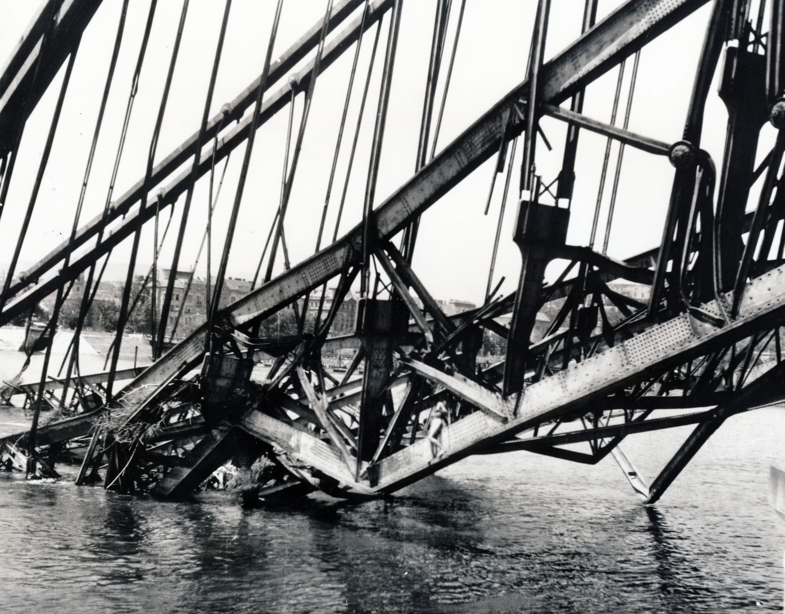 Magyarország, Budapest V., a lerombolt Erzsébet híd pesti hídfője az alsó rakpartról nézve., 1945, Fortepan, Budapest, háborús kár, hídroncs, acélszerkezet, Fortepan #155547