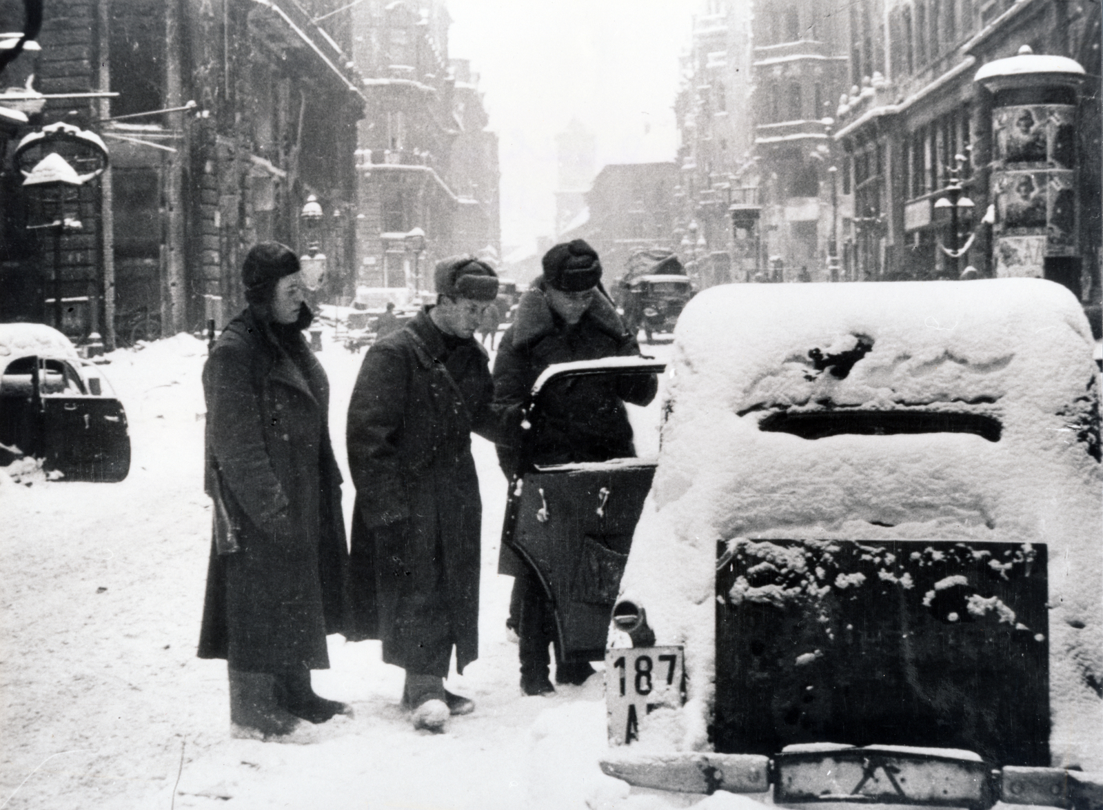 Hungary, Budapest V., Váci utca a Piarista köztől a Szabad sajtó (Eskü) út felé nézve. Balra a Klotild paloták., 1945, Fortepan, second World War, Soviet soldier, Budapest, snow, ad pillar, automobile, number plate, Fortepan #155549