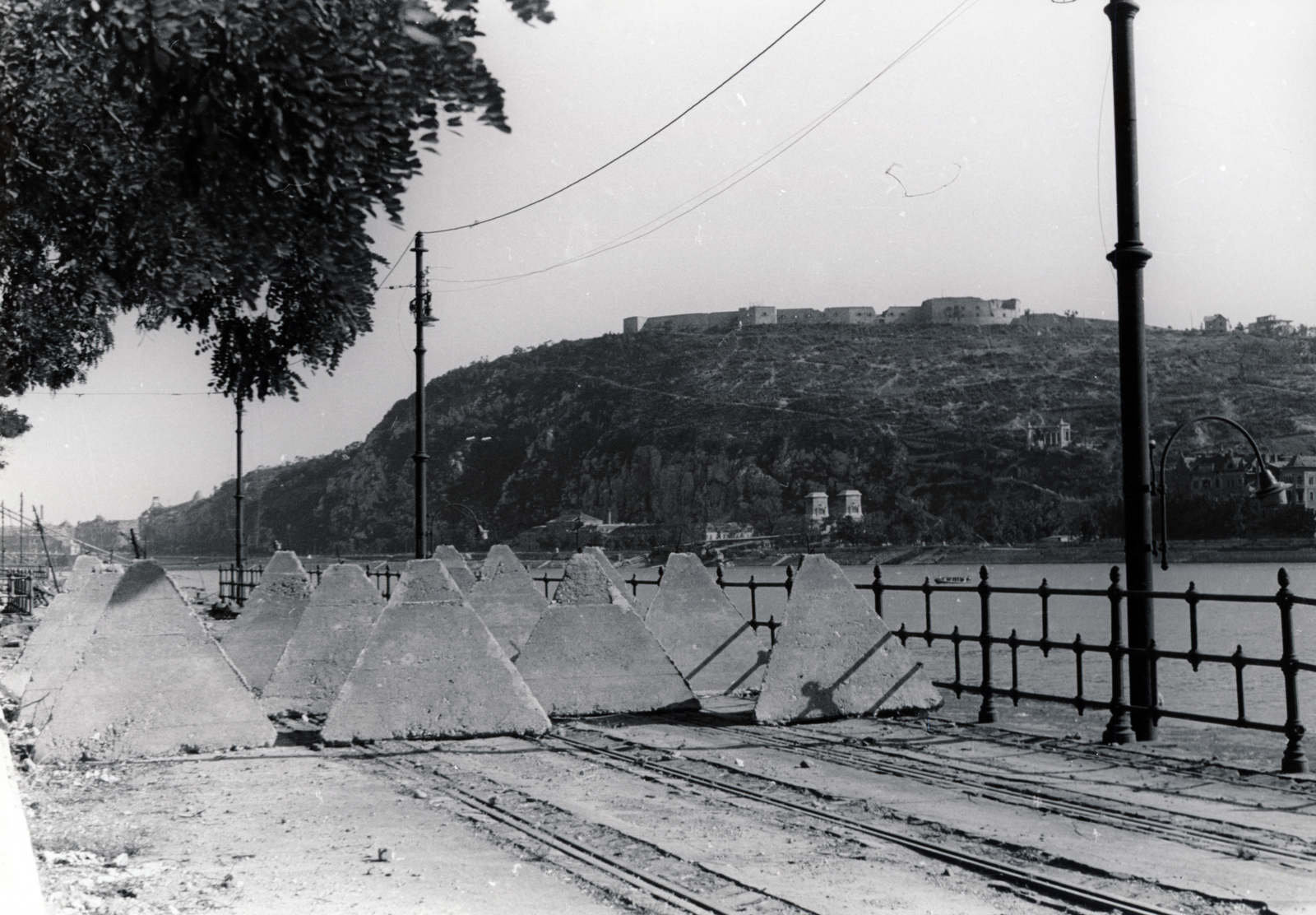 Hungary, Budapest V., Dunakorzó, tankakadályok a villamospályán, háttérben a Gellért-hegy., 1945, Fortepan, Budapest, pylon, pylon, railing, Fortepan #155579