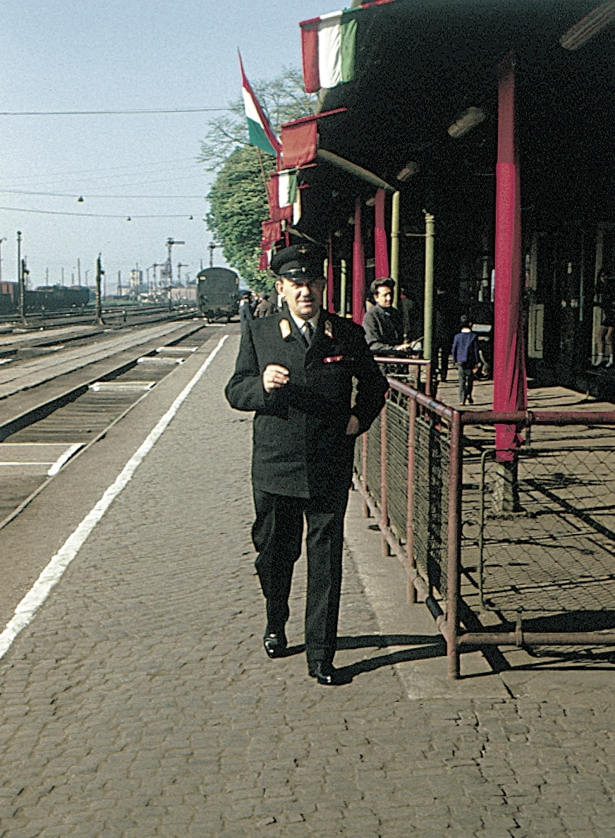 Magyarország, Dombóvár, vasútállomás., 1973, Erky-Nagy Tibor, vasút, színes, zászló, ünnep, vasútállomás, vasutas, alakjelző, Fortepan #15559