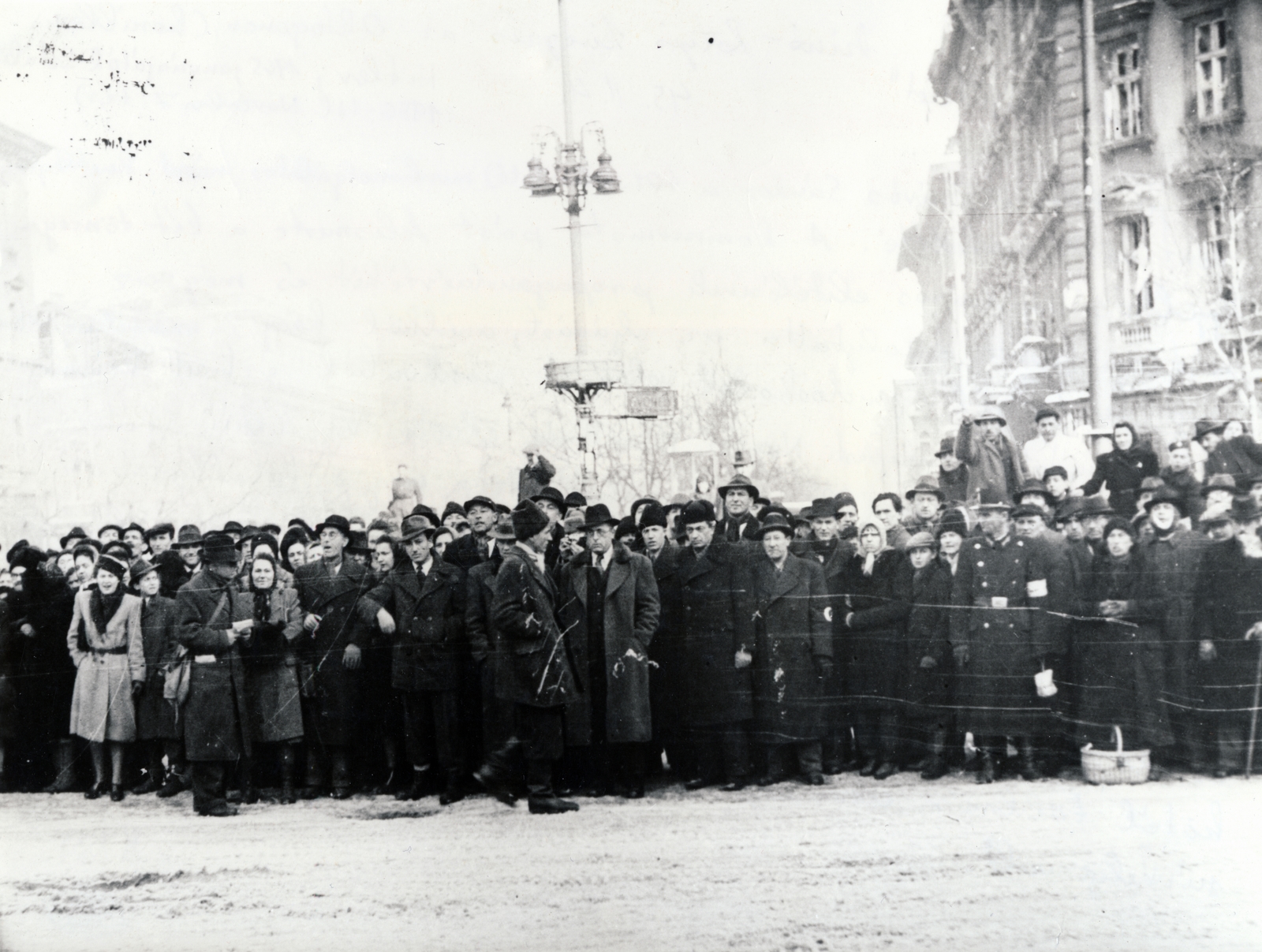 Hungary, Budapest VI., Oktogon az Eötvös utca felé nézve. A felvétel 1945. február 4-én készült, a népbíróság által halálraítélt, két volt keretlegény nyilvános felakasztása alkalmával., 1945, Fortepan, Budapest, mass, cop, gaping, Fortepan #155592