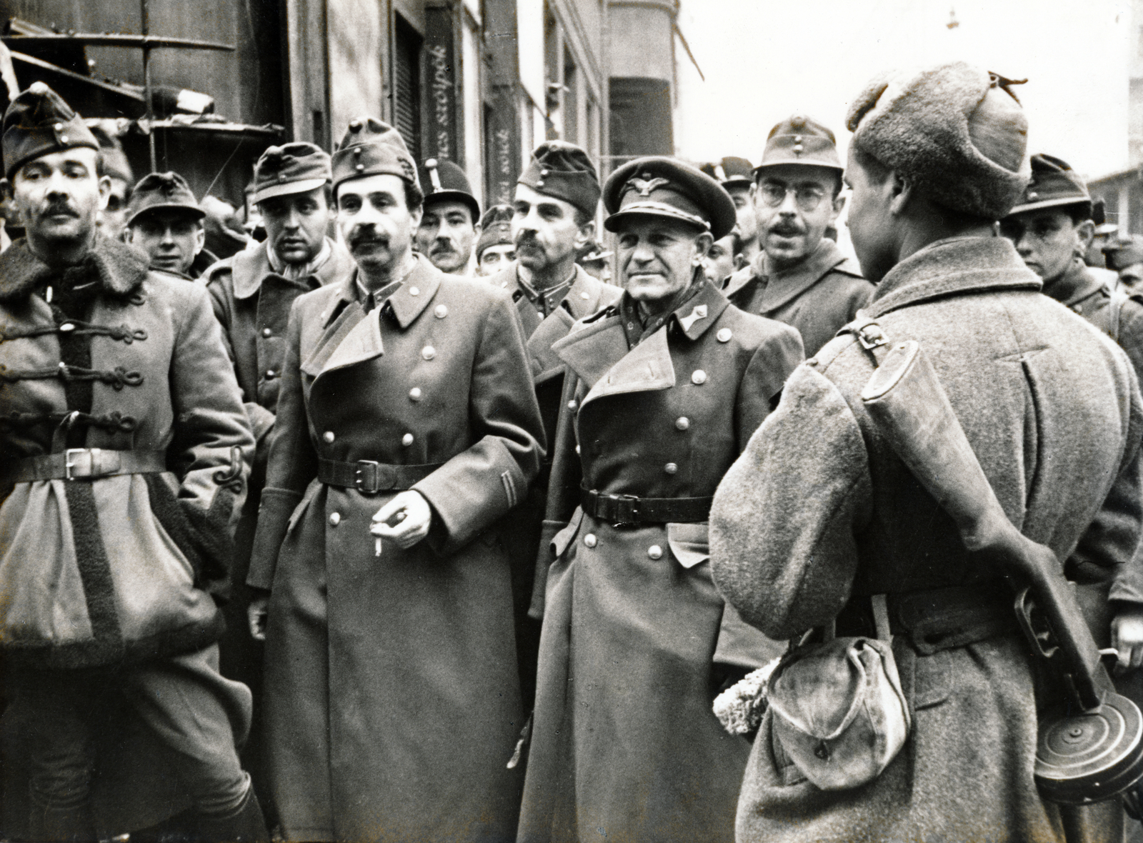 Hungary, Budapest IX., Kinizsi utca - Ráday utca sarok a Lónyay utca felé nézve., 1945, Fortepan, Budapest, soldier, weapon, officer, cigarette, Bocskai coat, Soviet soldier, PPS machine gun, Fortepan #155597
