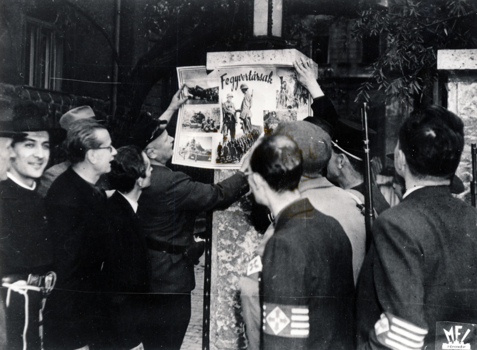 Magyarország, Budapest XII., nyilasok plakátot ragasztanak, köztük balról a második Kun András kiugrott minorita szerzetes., 1944, Fortepan, nácizmus, nyilaskereszt, Budapest, nyilas mozgalom, plakát, propaganda, poszter, karszalag, Fortepan #155598