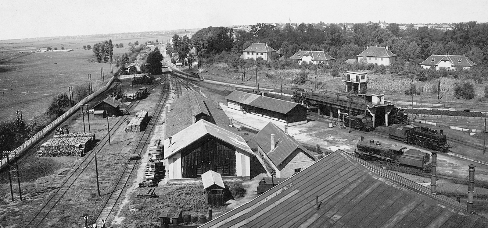 Hungary, Dombóvár, kilátás a fűtőház víztornyából a Gyenis Antal utca házai felé., 1936, Erky-Nagy Tibor, steam locomotive, Hungarian Railways, railway, aerial wire, train station, MÁV Class 324, MÁV Class 328, Fortepan #15560