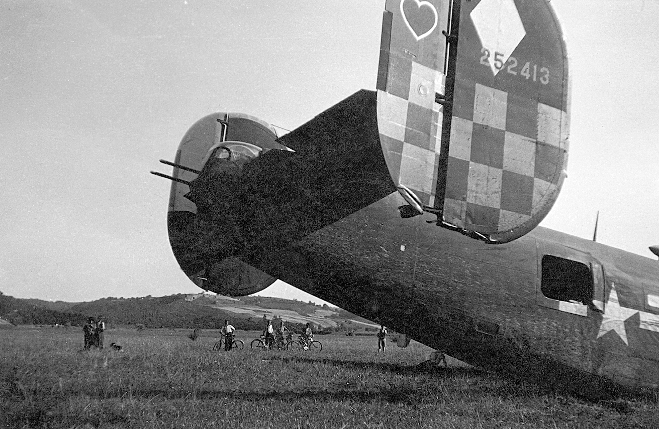 Magyarország, B-24H Liberator USA bombázógép roncsa Nagyberki mellett. A légvédelem rongálta meg 1944. július 7-én., 1944, Erky-Nagy Tibor, kerékpár, amerikai gyártmány, bombázás, repülőgép, második világháború, járműroncs, USAAF, Consolidated-márka, Consolidated B-24 Liberator, Fortepan #15561