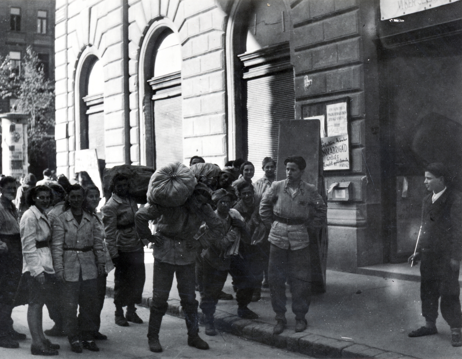 Hungary, Budapest VI., Vörösmarty utca 35., balra az Andrássy út., 1947, Bauer Sándor, Budapest, sack, poster, carrying on the shoulder, Fortepan #155617