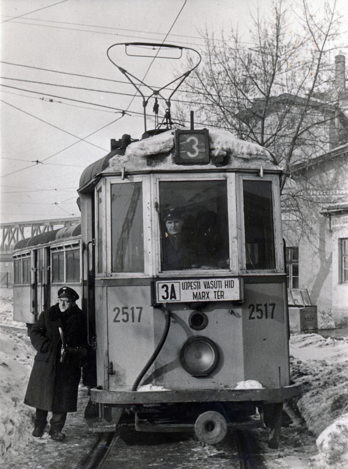 Hungary, Budapest XIII., Váci út, a háttérben balra az Újpesti vasúti híd, jobbra a Bagolyvár (az újpesti lóvasút első indóháza)., 1974, Mujzer Péter, Budapest, Fortepan #155654