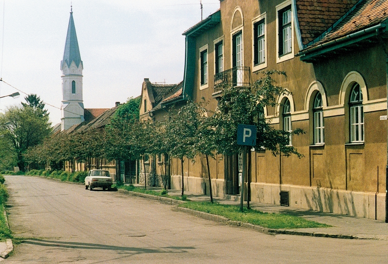 Hungary, Dombóvár, Bezerédj utca, evangélikus templom. A kép jobb szélén a Koronás Udvarház., 1986, Erky-Nagy Tibor, church, colorful, street view, Lutheranism, Fortepan #15569