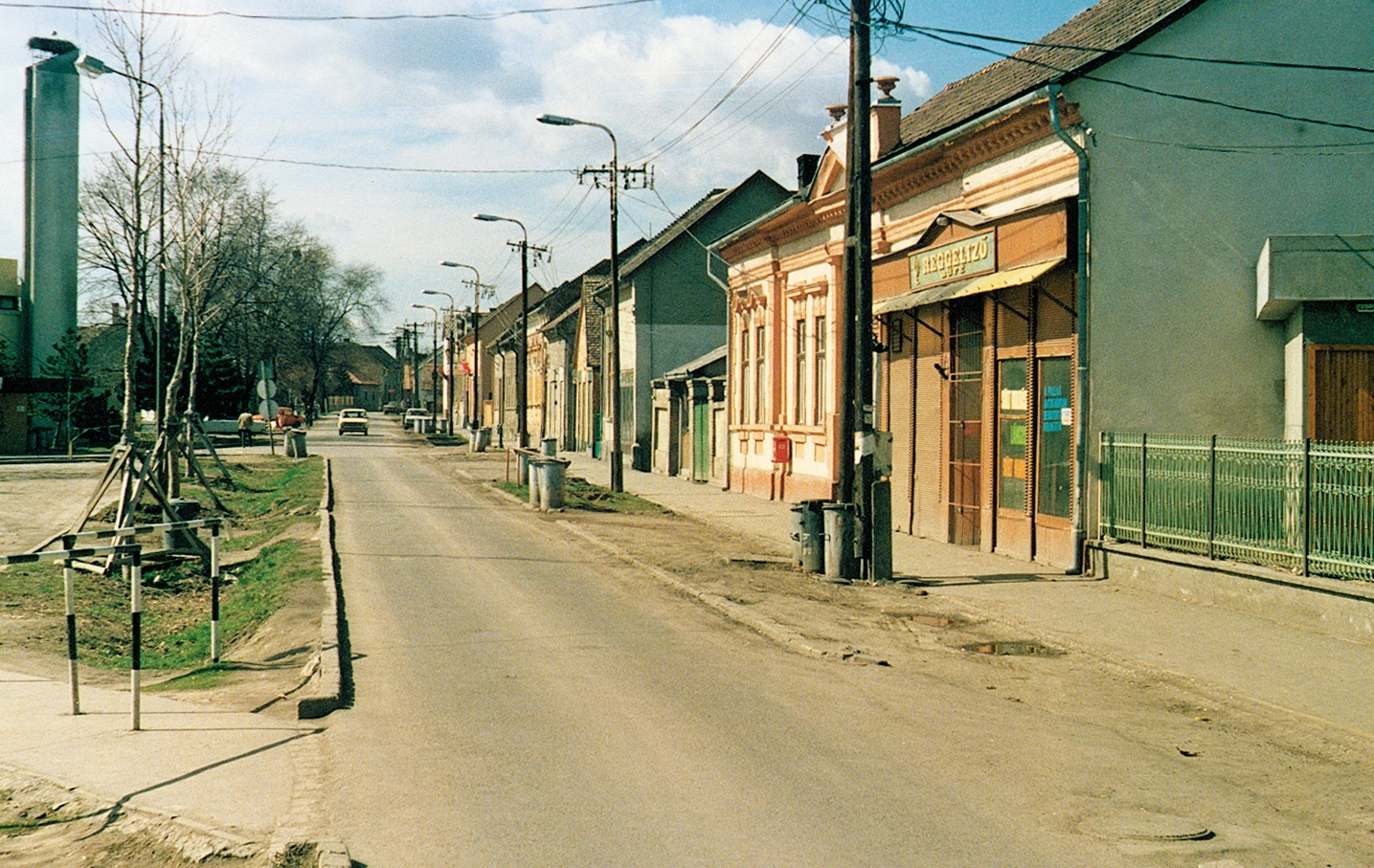 Magyarország, Dombóvár, Petőfi utca a Hunyadi tér felől., 1986, Erky-Nagy Tibor, színes, lámpaoszlop, postaláda, kuka, szemetes, Fortepan #15570