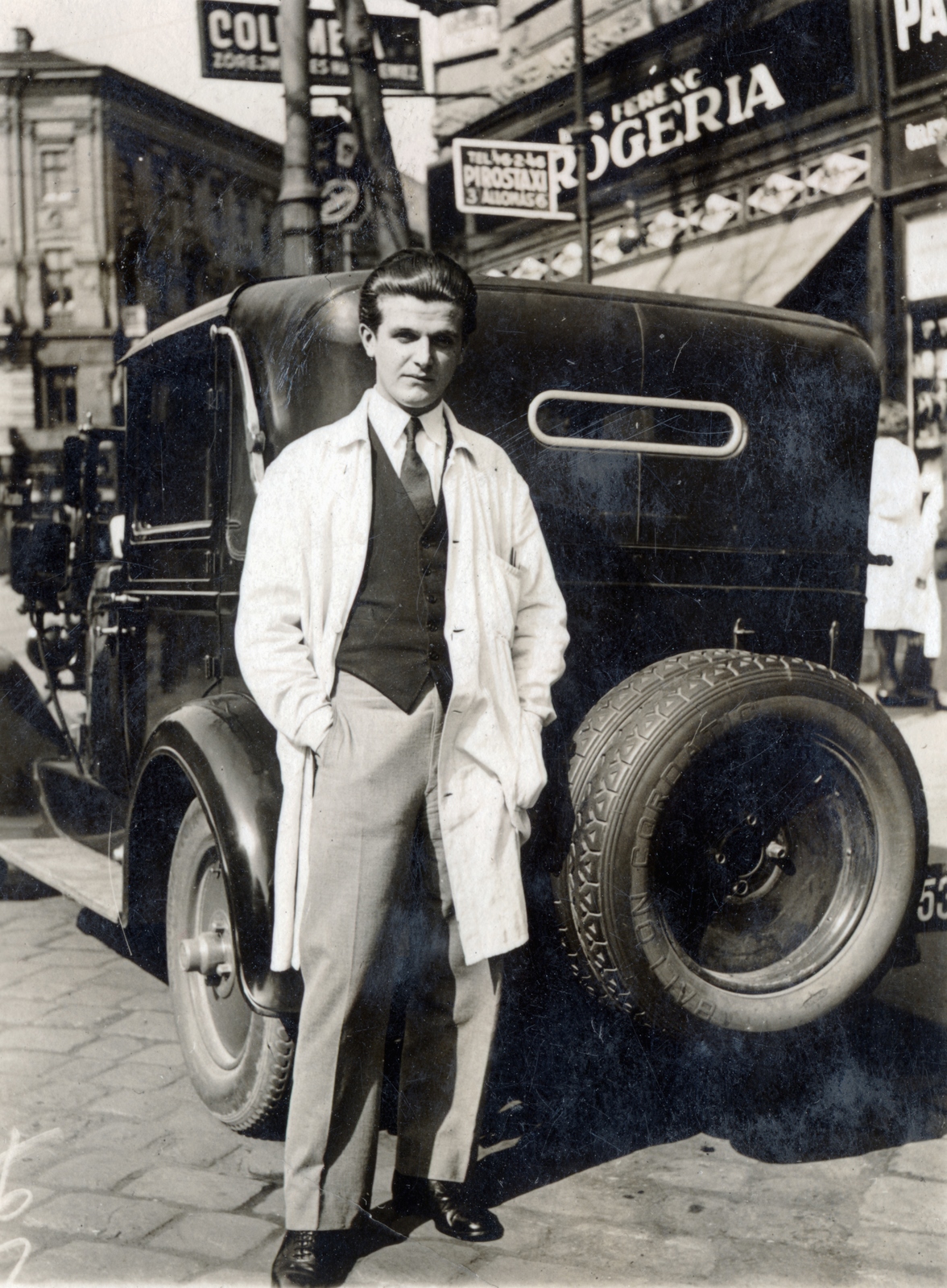 Hungary, Budapest VI., Bajcsy-Zsilinszky (Vilmos császár) út, a Nagymező utca torkolata előtt, balra háttérben a Podmaniczky utca 2. számú ház., 1931, Kempfner Zsófia, Budapest, man, spare wheel, overall, Fortepan #155721