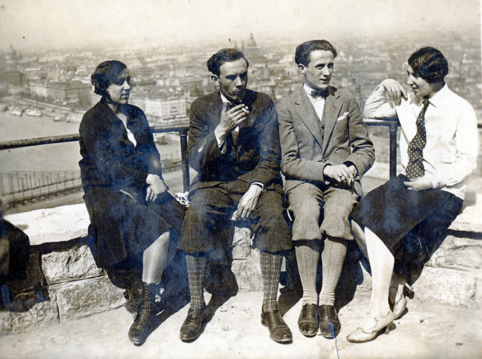 Magyarország, Gellérthegy, Budapest V.,Budapest XI., kilátópont a sétányon, háttérben a Bazilika., 1928, Kempfner Zsófia, dohányzás, Budapest, beszélgetés, pihenés, Fortepan #155746