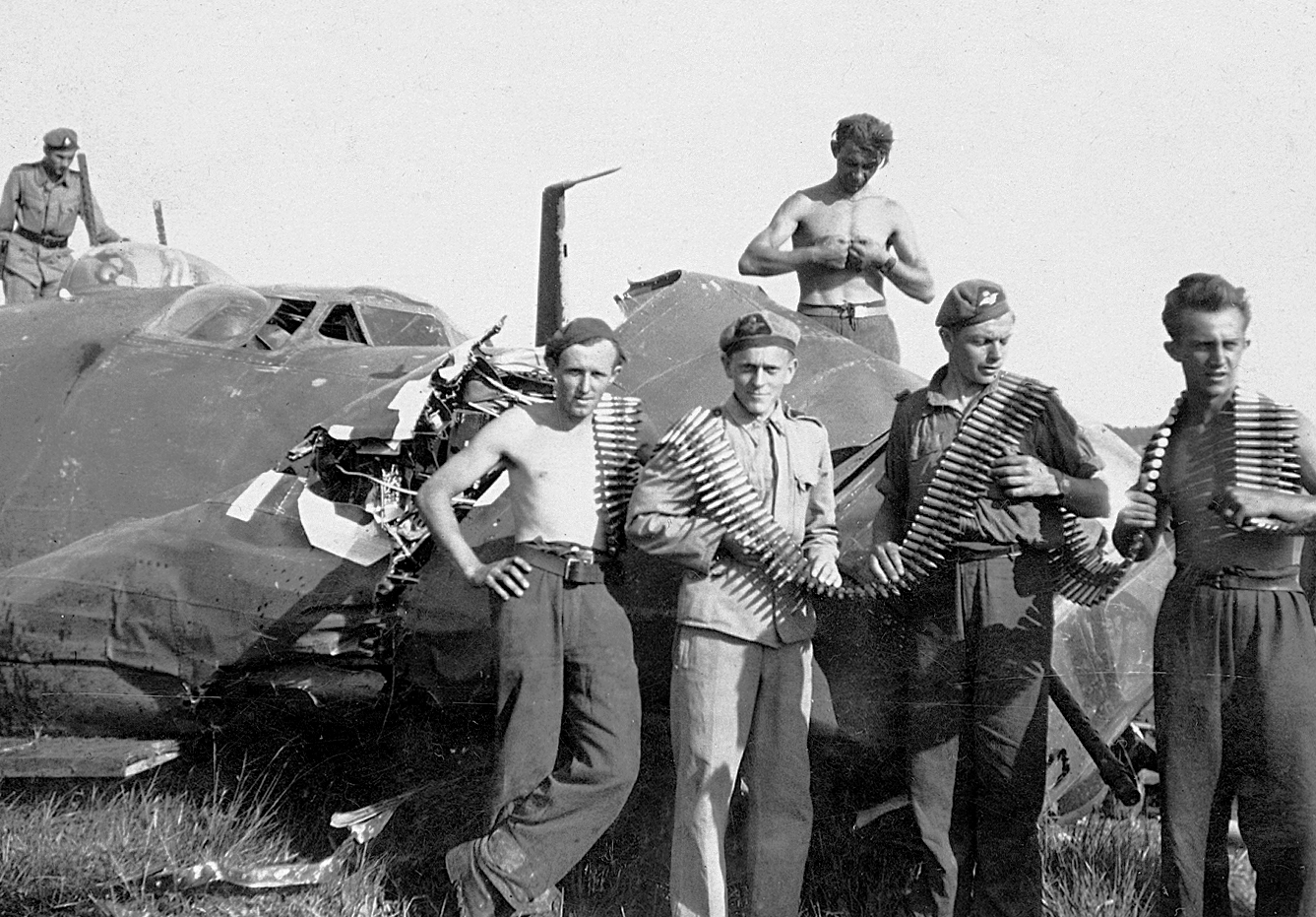 Magyarország, B-24H Liberator USA bombázógép roncsa Nagyberki mellett.
A légvédelem rongálta meg 1944. július 7-én., 1944, Erky-Nagy Tibor, amerikai gyártmány, csoportkép, bombázás, repülőgép, második világháború, járműroncs, katona, USAAF, Consolidated-márka, Consolidated B-24 Liberator, Fortepan #15577