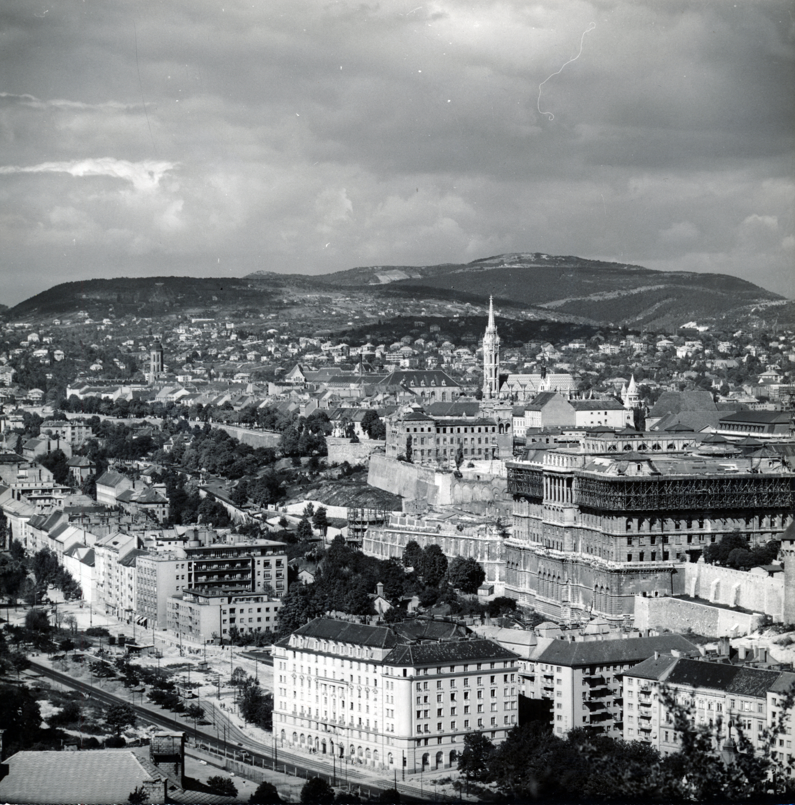 Magyarország, Budapest I.,Budapest II., a budai Vár és a Rózsadomb látképe a Gellért-hegy felől, előtérben balra az Attila út., 1963, Magyar Nemzeti Galéria/Adattári Gyűjtemény, Budapest, Fortepan #155819