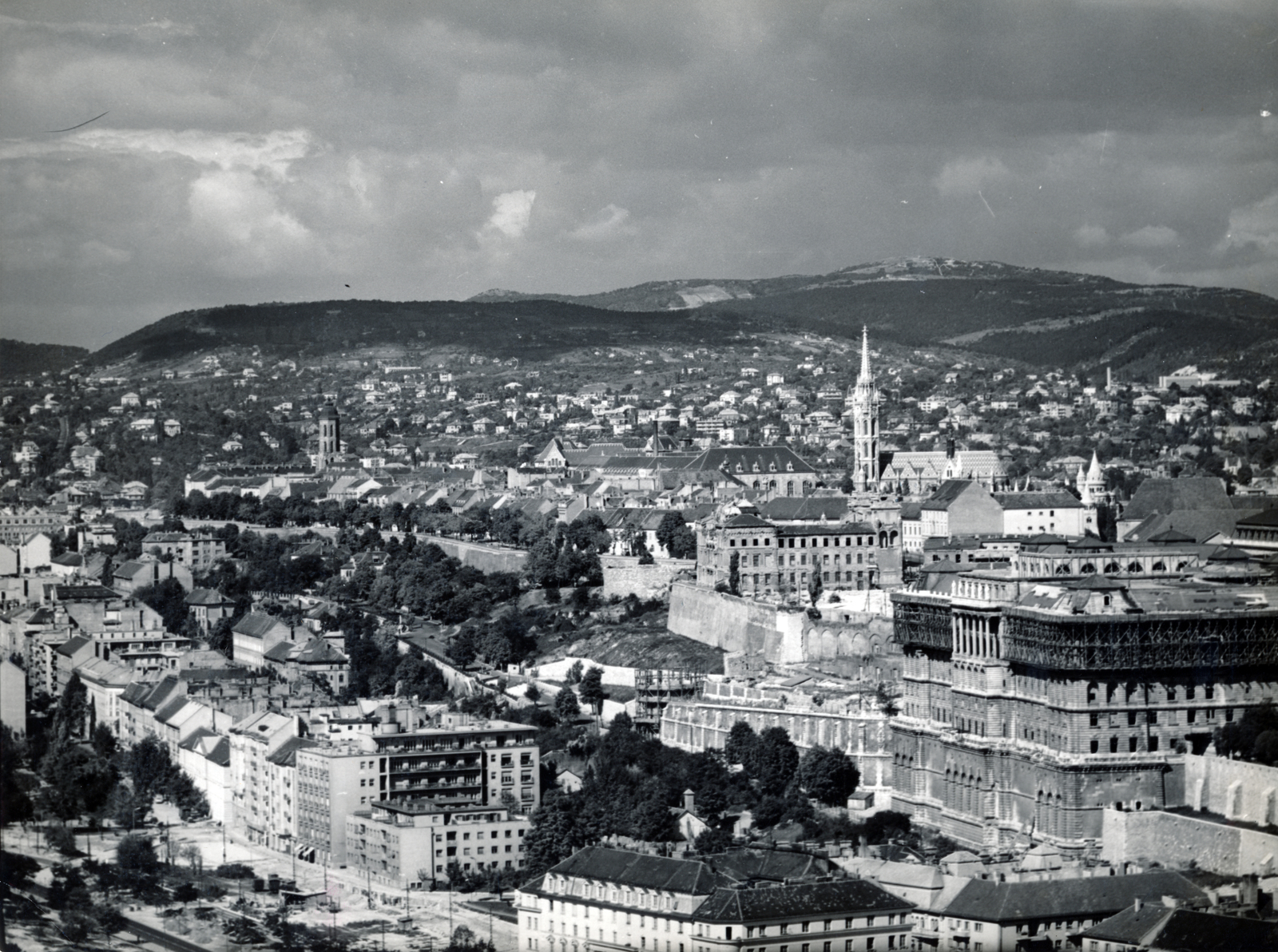 Magyarország, Budapest I.,Budapest II., a budai Vár és a Rózsadomb látképe a Gellért-hegy felől, előtérben balra az Attila út., 1963, Magyar Nemzeti Galéria/Adattári Gyűjtemény, Budapest, Fortepan #155820