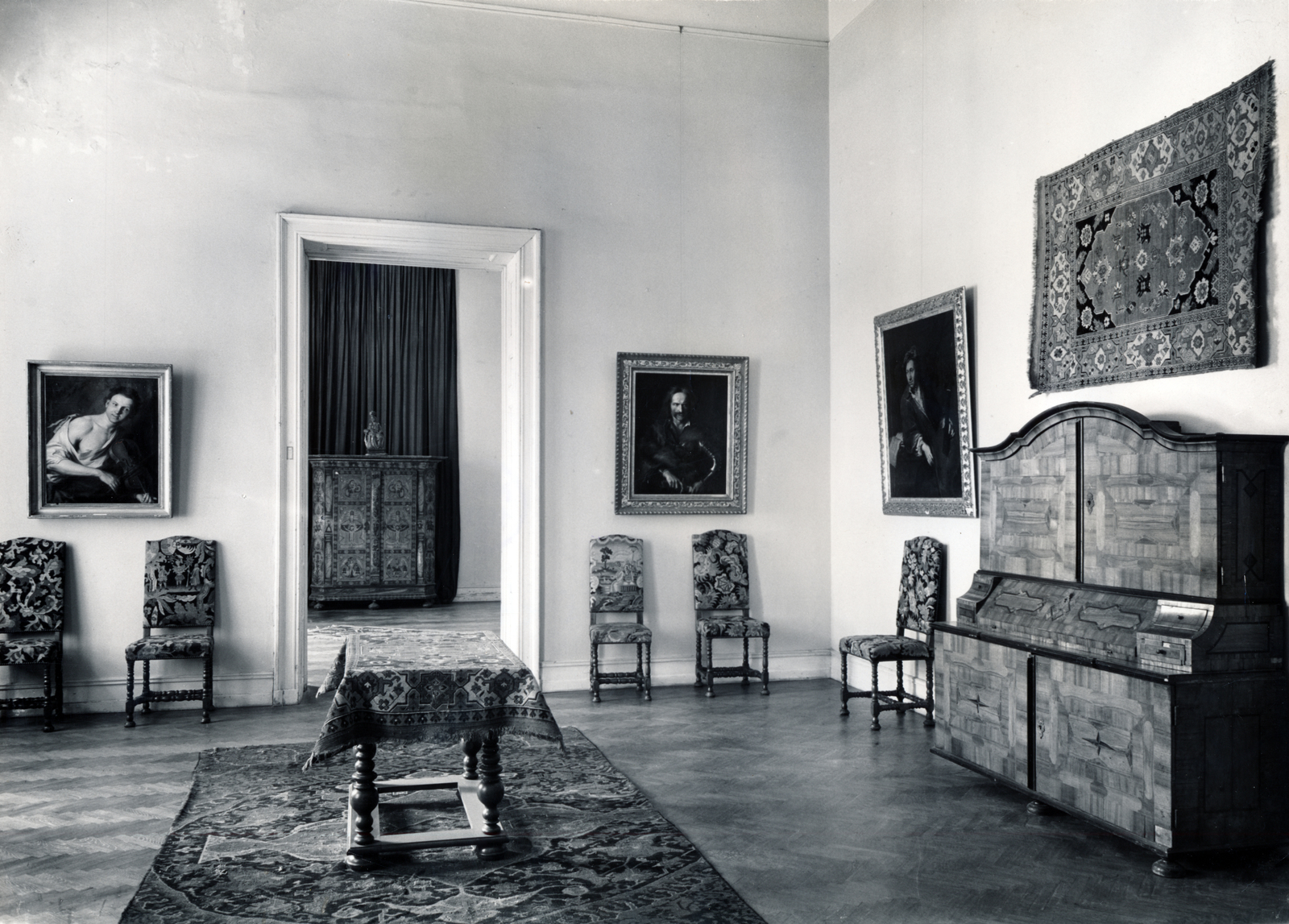 Hungary, Budapest V., Károlyi (Egyetem) utca 6., Károlyi-palota, Fővárosi Képtár (később Petőfi Irodalmi Múzeum)., 1947, Magyar Nemzeti Galéria/Adattári Gyűjtemény, Budapest, table, interior, painting, carpet, writing cabinet, chair, Fortepan #155825