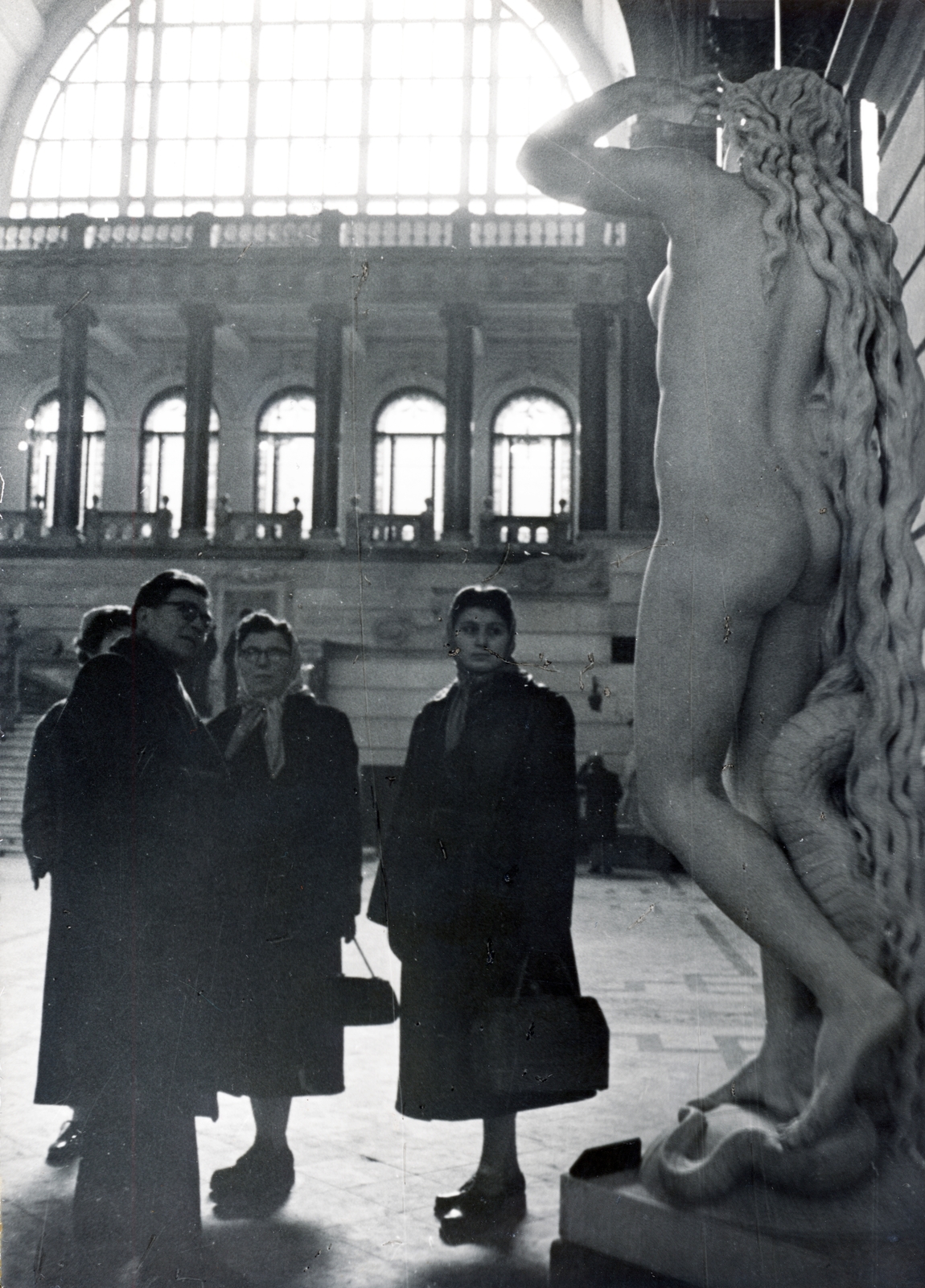 Hungary, Budapest V., Kossuth Lajos tér, Igazságügyi Palota (ekkor Magyar Nemzeti Galéria). A Magyar szobrászat a XIX. és a XX. században című kiállítás, Az életre ébredő Éva szobra Engel József szobrászművész 1880 körüli alkotása., 1959, Magyar Nemzeti Galéria/Adattári Gyűjtemény, Budapest, back, sculpture, visitors, nude figure, Fortepan #155844