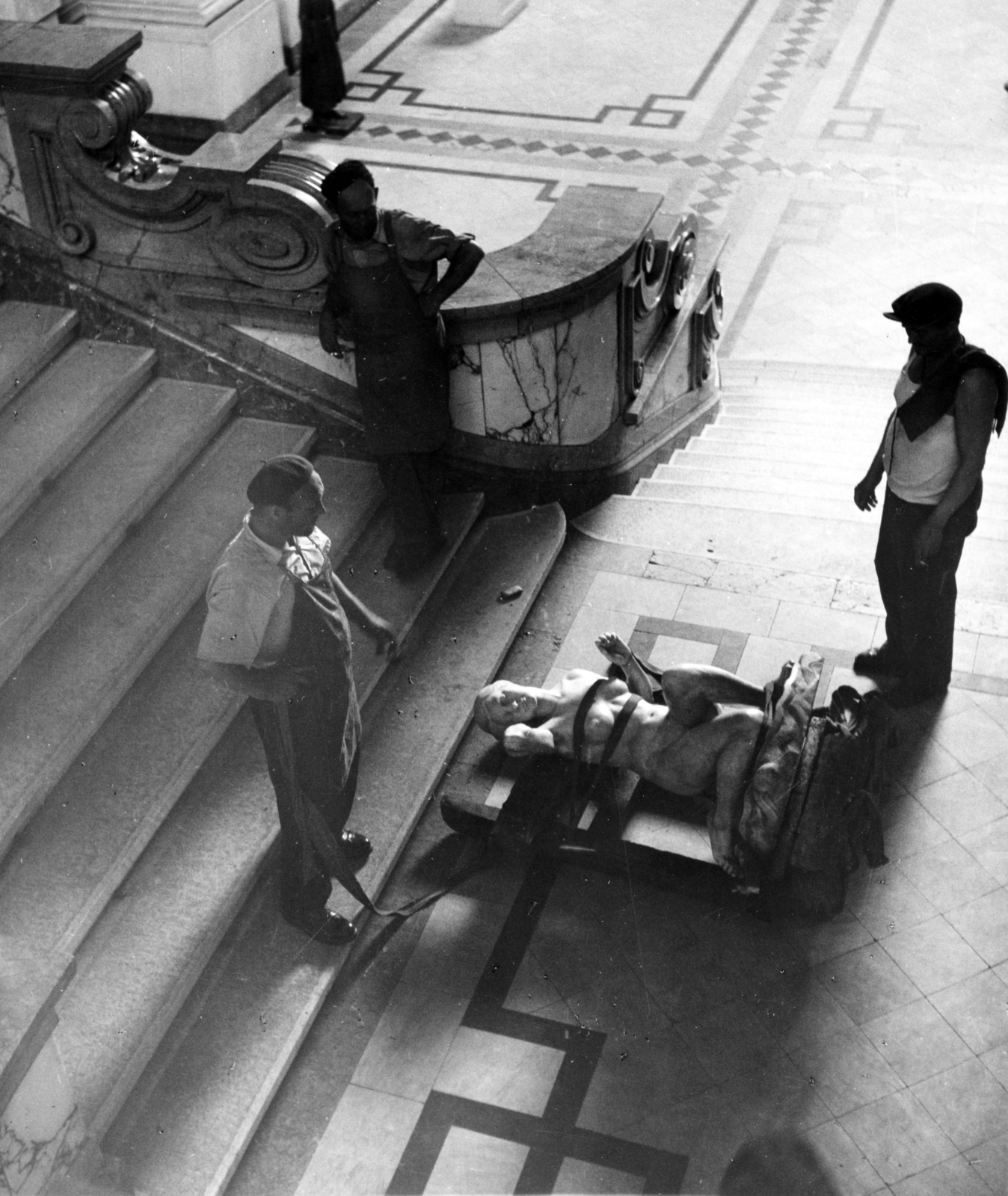 Hungary, Budapest V., Igazságügyi Palota (ekkor Magyar Nemzeti Galéria), Magyar szobrászat a XIX. és a XX. században című kiállítás, Moiret Ödön szobrászművész, Venus Anadyomene alkotásának szállítása., 1959, Magyar Nemzeti Galéria/Adattári Gyűjtemény, Budapest, plan view, transportation, sculpture, Fortepan #155850