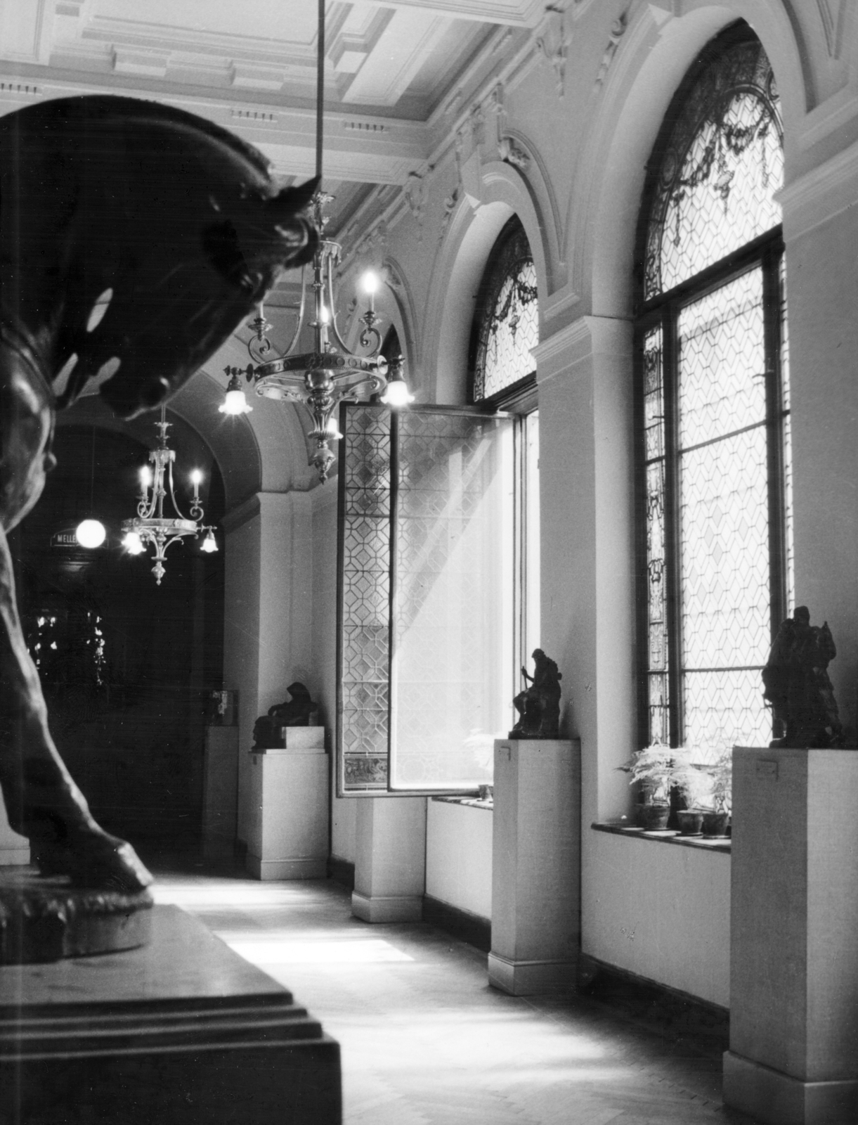 Magyarország, Budapest V., Kossuth Lajos tér, Igazságügyi Palota (ekkor Magyar Nemzeti Galéria), a képen balra Róna József szobrászművész Savoyai Jenő lovasszobrának részlete látszik., 1957, Magyar Nemzeti Galéria/Adattári Gyűjtemény, Budapest, ablak, mennyezeti lámpa, posztamens, Fortepan #155858