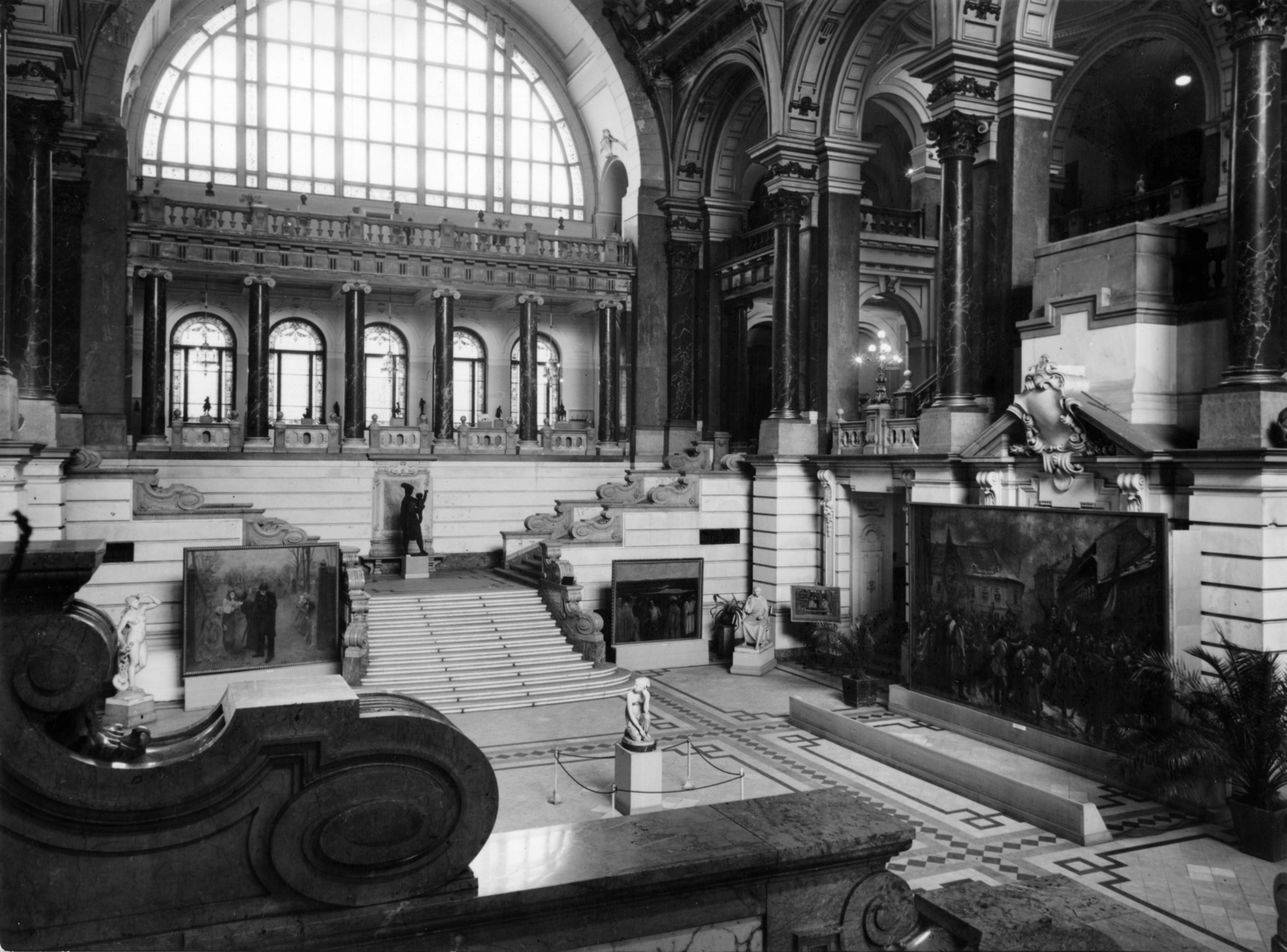 Magyarország, Budapest V., Kossuth Lajos tér, az Igazságügyi Palota (ekkor Magyar Nemzeti Galéria) aulája. Előtérben lent középen Ferenczy István Pásztorlányka című szobra (1820–1822)., 1963, Magyar Nemzeti Galéria/Adattári Gyűjtemény, Budapest, Fortepan #155860