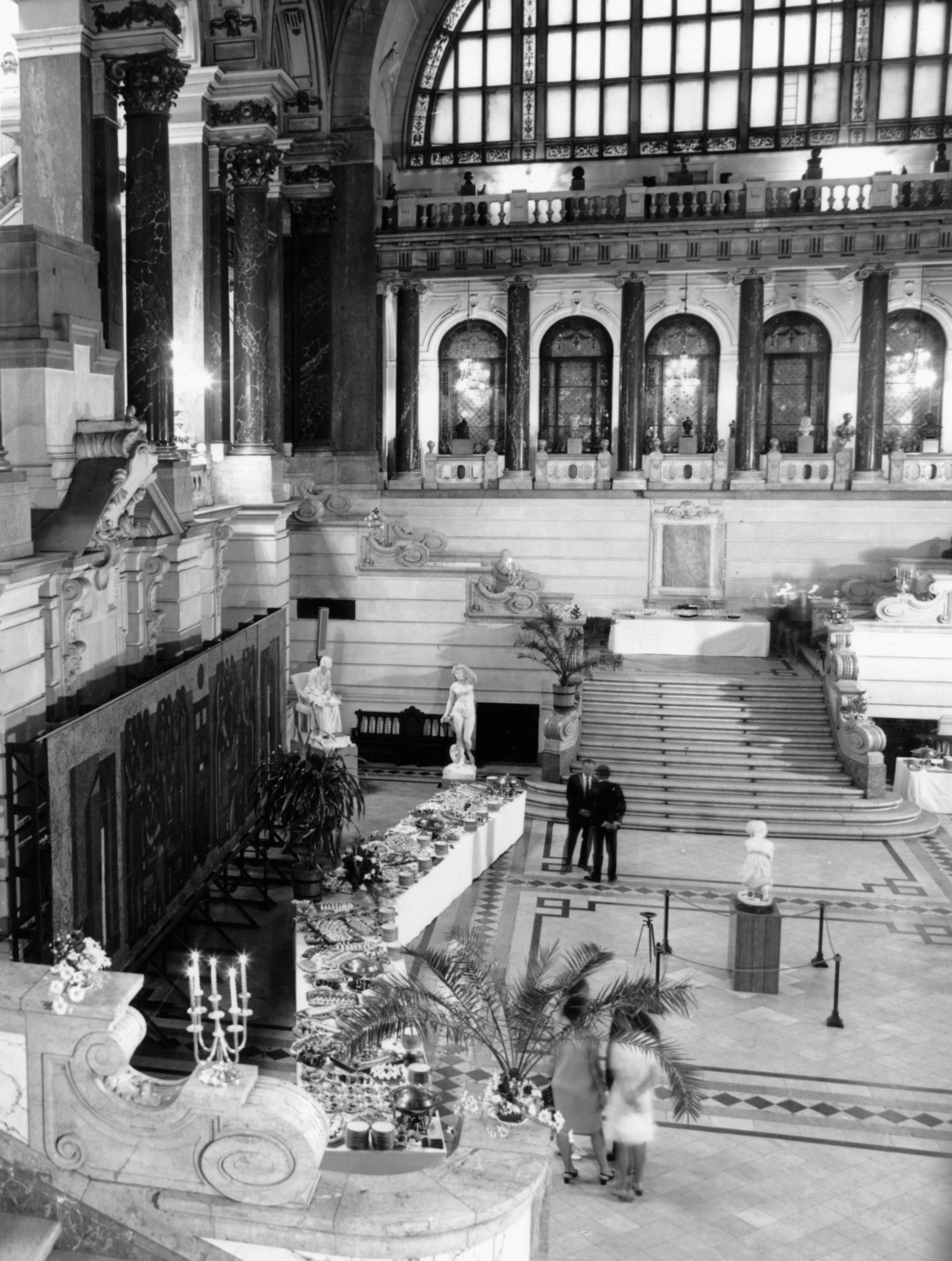 Magyarország, Budapest V., Kossuth Lajos tér, az Igazságügyi Palota (ekkor Magyar Nemzeti Galéria) aulája. Állófogadásra előkészített svédasztal Barcsay Jenő Szentendrei mozaik című kompozíciója előtt., 1970, Magyar Nemzeti Galéria/Adattári Gyűjtemény, Budapest, Fortepan #155863