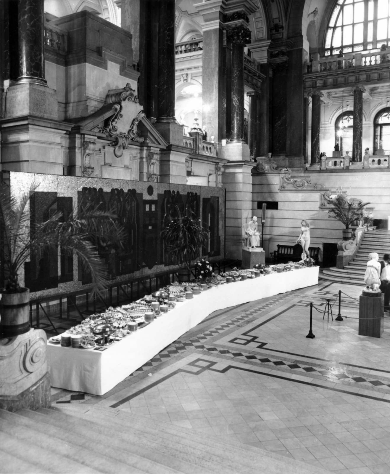 Hungary, Budapest V., Kossuth Lajos tér, Igazságügyi Palota (ekkor Magyar Nemzeti Galéria) aulája. Állófogadásra előkészített svédasztal Barcsay Jenő Szentendrei mozaik című kompozíciója előtt., 1970, Magyar Nemzeti Galéria/Adattári Gyűjtemény, Budapest, Fortepan #155864