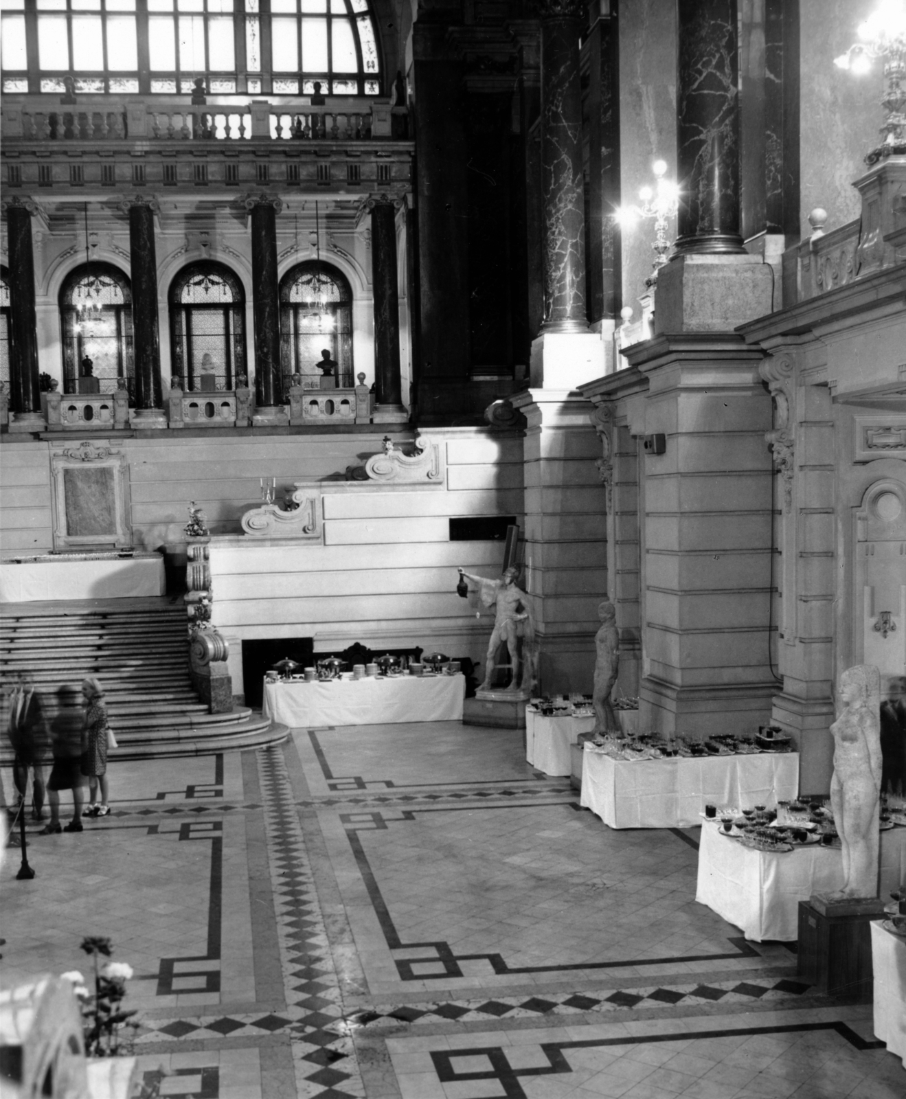 Hungary, Budapest V., Kossuth Lajos tér, az Igazságügyi Palota (ekkor Magyar Nemzeti Galéria) aulája, állófogadásra előkészített svédasztalok., 1970, Magyar Nemzeti Galéria/Adattári Gyűjtemény, Budapest, Fortepan #155865