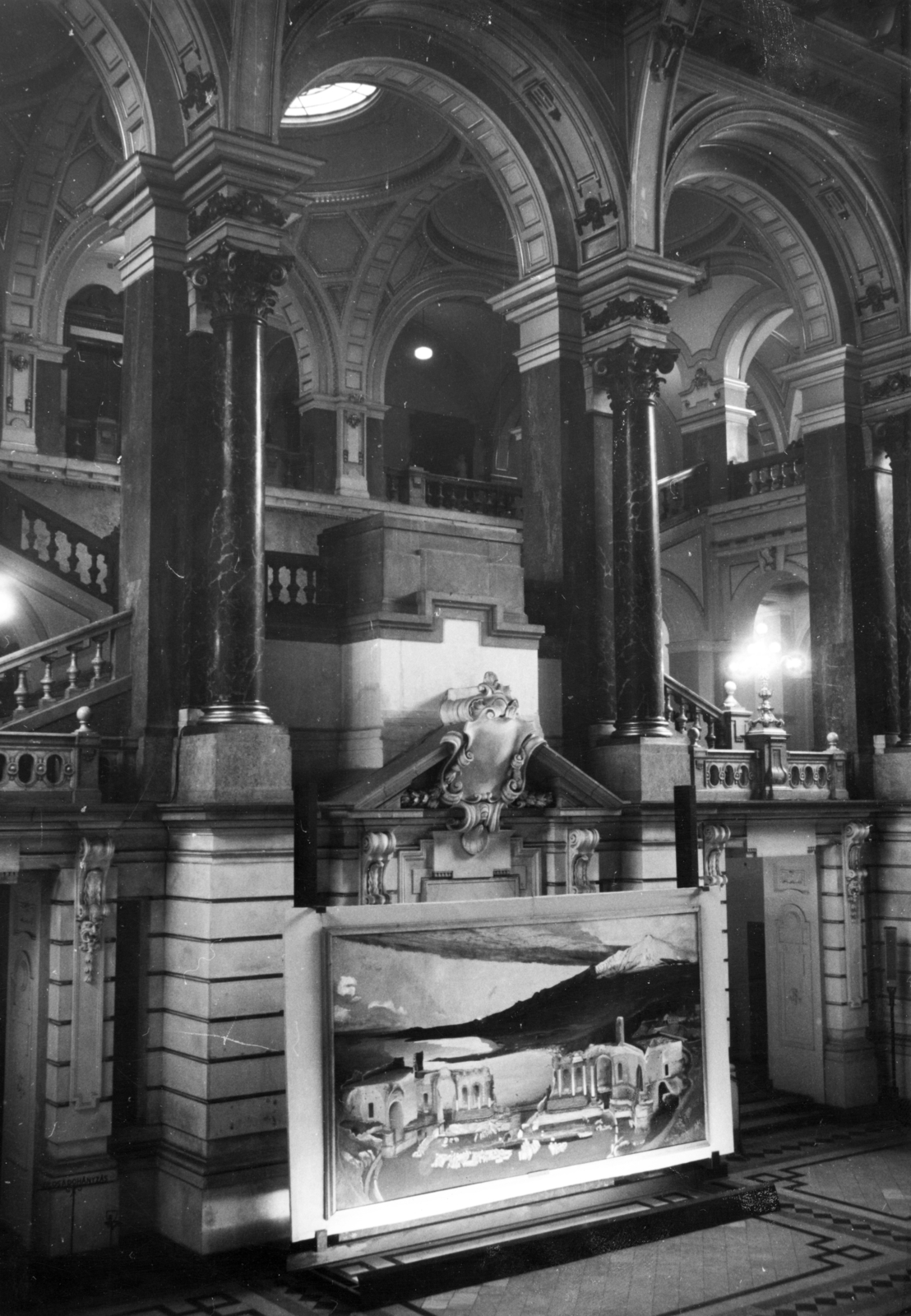 Magyarország, Budapest V., Kossuth Lajos tér, az Igazságügyi Palota (ekkor Magyar Nemzeti Galéria) aulája és lépcsőháza. Előtérben Csontváry Kosztka Tivadar festménye, A taorminai görög színház romjai (1904-5)., 1972, Magyar Nemzeti Galéria/Adattári Gyűjtemény, Budapest, Fortepan #155869