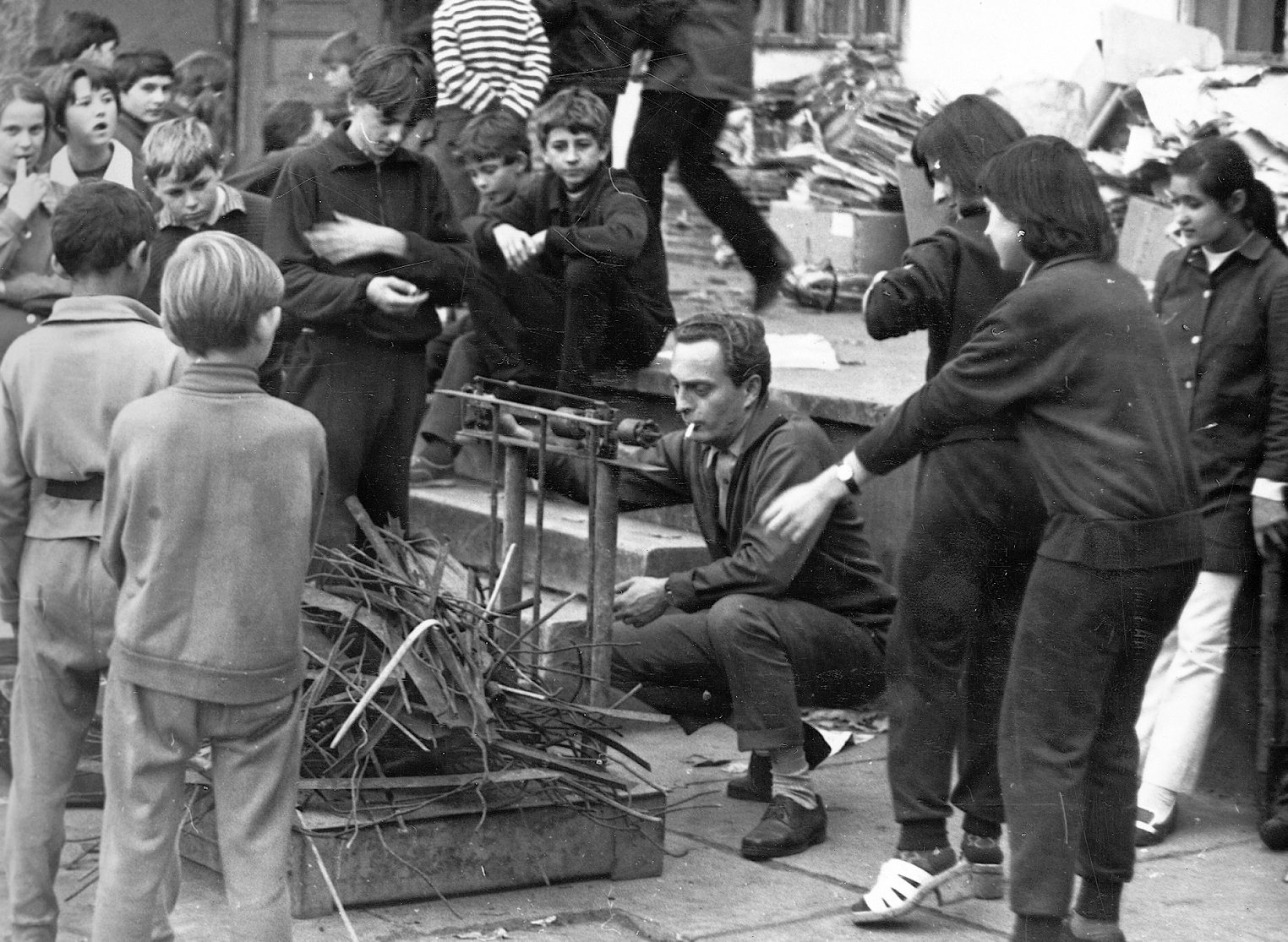 Magyarország, "Gyűjtsd a vasat és a fémet, ezzel is a békét véded!", 1968, Erky-Nagy Tibor, iskola, tömeg, mérleg, fémgyűjtés, Fortepan #15587