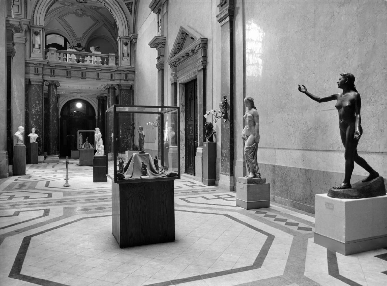 Hungary, Budapest V., Kossuth Lajos tér, Igazságügyi Palota (ekkor Magyar Nemzeti Galéria), első emeleti oldalgaléria. A Magyar szobrászat a XIX. és a XX. században című kiállítás. Jobb szélen Szentgyörgyi István szobrászművész 1909 előtt készült alkotása, Panasz., 1959, Magyar Nemzeti Galéria/Adattári Gyűjtemény, mansion, Budapest, Fortepan #155870