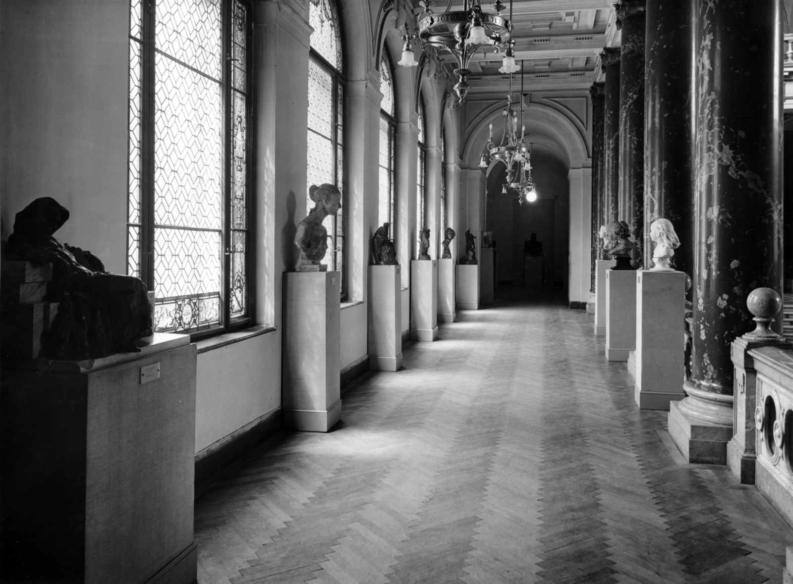 Hungary, Budapest V., Kossuth Lajos tér, Igazságügyi Palota (ekkor Magyar Nemzeti Galéria), első emeleti oldalgaléria. A Magyar szobrászat a XIX. és a XX. században című kiállítás. Balra Ligeti Miklós Anonymus szobrának 1900-1902 körül készült vázlata., 1959, Magyar Nemzeti Galéria/Adattári Gyűjtemény, Budapest, Fortepan #155877