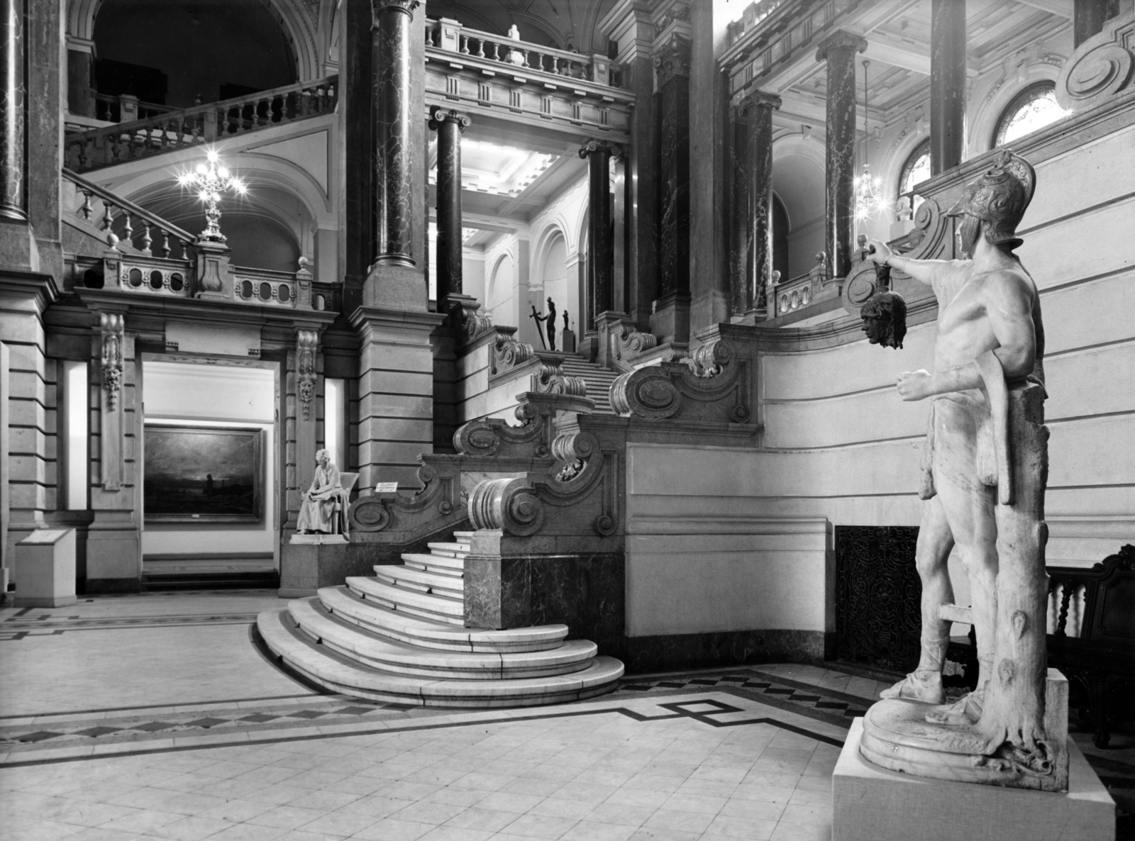 Hungary, Budapest V., Kossuth Lajos tér, Igazságügyi Palota (ekkor Magyar Nemzeti Galéria) aulája. A Magyar szobrászat a XIX. és a XX. században című kiállítás. Stróbl Alajos szobrászművész alkotásai, az emeletre vezető lépcsőn túl Anyánk című szobor (1896), előtérben Perszeusz szobra (1882-1913 között készült)., 1959, Magyar Nemzeti Galéria/Adattári Gyűjtemény, Budapest, Fortepan #155878