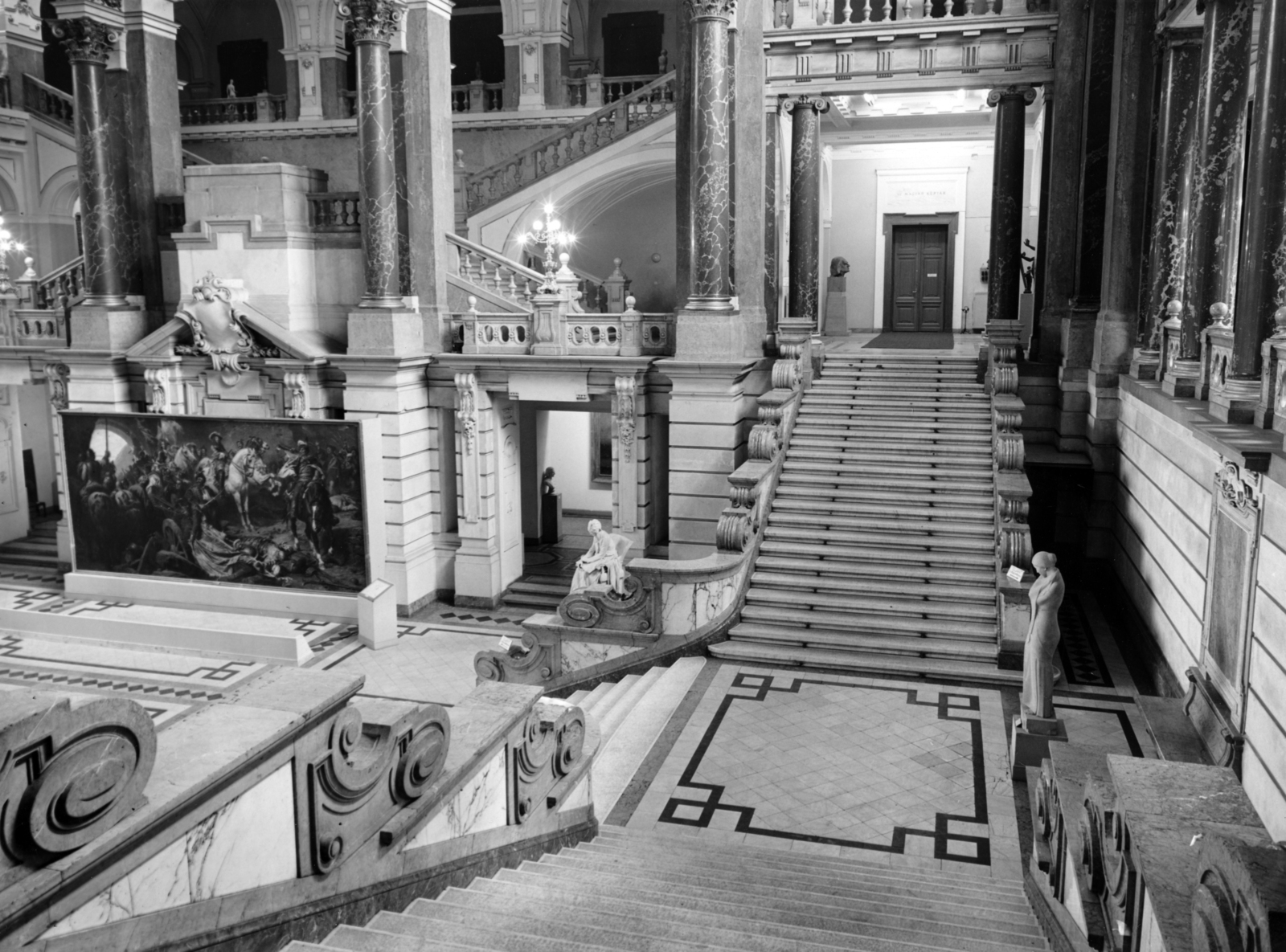 Hungary, Budapest V., Kossuth Lajos tér, Igazságügyi Palota (ekkor Magyar Nemzeti Galéria). Az aulában balra Benczúr Gyula festőművész alkotása, Budavár visszavétele 1866-ban (1896)., 1959, Magyar Nemzeti Galéria/Adattári Gyűjtemény, Budapest, flight of stairs, Fortepan #155880