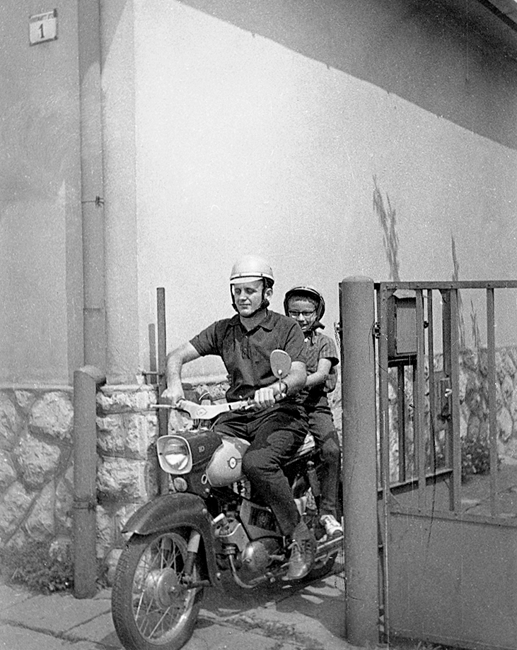 Hungary, Dombóvár, Vörösmarty utca 1. Simson Star kismotorkerékpár., 1972, Erky-Nagy Tibor, motorcycle, Simson-brand, crash helmet, gate, Fortepan #15589