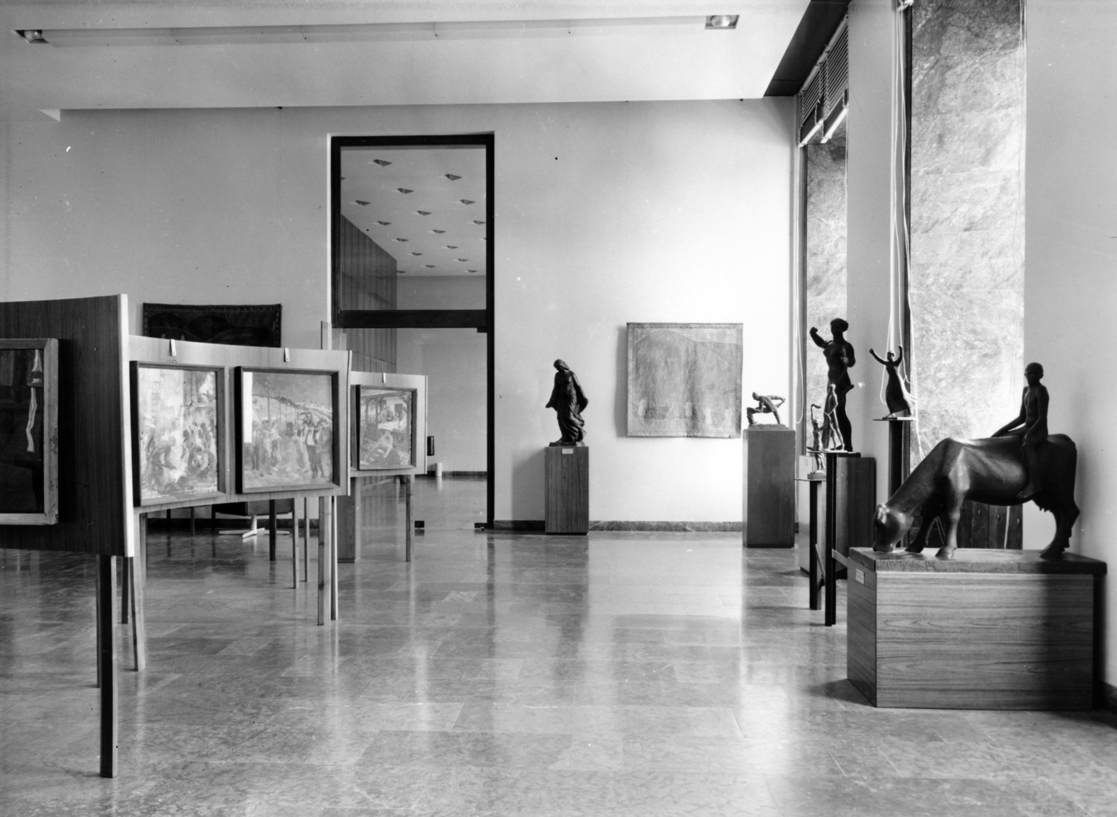 Magyarország, budai Vár, Budapest I., Budavári Palota (korábban Királyi Palota), a Magyar Nemzeti Galéria "Nagyobb igaza sohse volt népnek" című kiállítása a Budapesti Történeti Múzeum kiállítótermében. Jobbra Borbereki Kovács Zoltán festő, szobrászművész alkotása (1936) a Tehenes pásztorfiú. Szemben Medgyessy Ferenc szobrászművész Táncosnő (1923) szobra látható., 1967, Magyar Nemzeti Galéria/Adattári Gyűjtemény, Budapest, kiállítás, Fortepan #155907