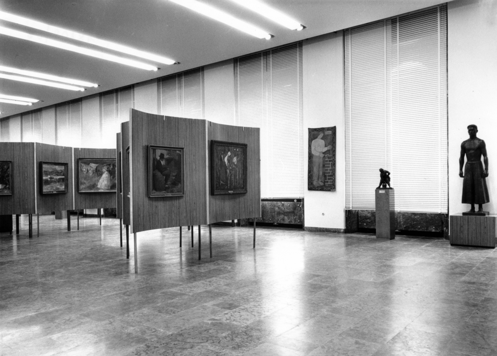 Hungary, Budapest I., Budavári Palota (korábban Királyi Palota), Magyar Nemzeti Galéria, Nagyobb igaza sohse volt népnek című kiállítás. Jobb szélen Mészáros László szobrászművész alkotása (1930) a Tékozló fiú. Szemben a falon Ferenczi Noémi gobeilin technikával szövött kárpitja (1933) a Kőműves (Ujjáépítés)., 1967, Magyar Nemzeti Galéria/Adattári Gyűjtemény, Budapest, Fortepan #155912