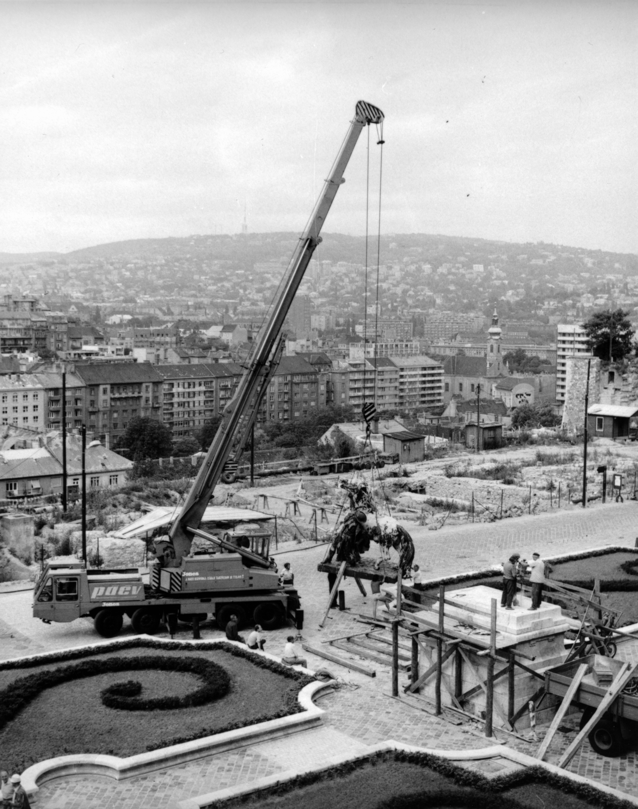 Hungary, Budapest I., Budavári Palota (korábban Királyi Palota) Hunyadi udvar. A II. világháborús sérülések restaurálása után a felállítják a Lovat fékező csikós szobrát (ifj. Vastagh György, 1901.) a Nemzeti Galéria B épülete elé. A helyreállítást Búza Barna szobrászművész, Kótay József, Tótfalusi László és Pölöskei László ötvösművészek végezték., 1982, Magyar Nemzeti Galéria/Adattári Gyűjtemény, Budapest, Fortepan #155913