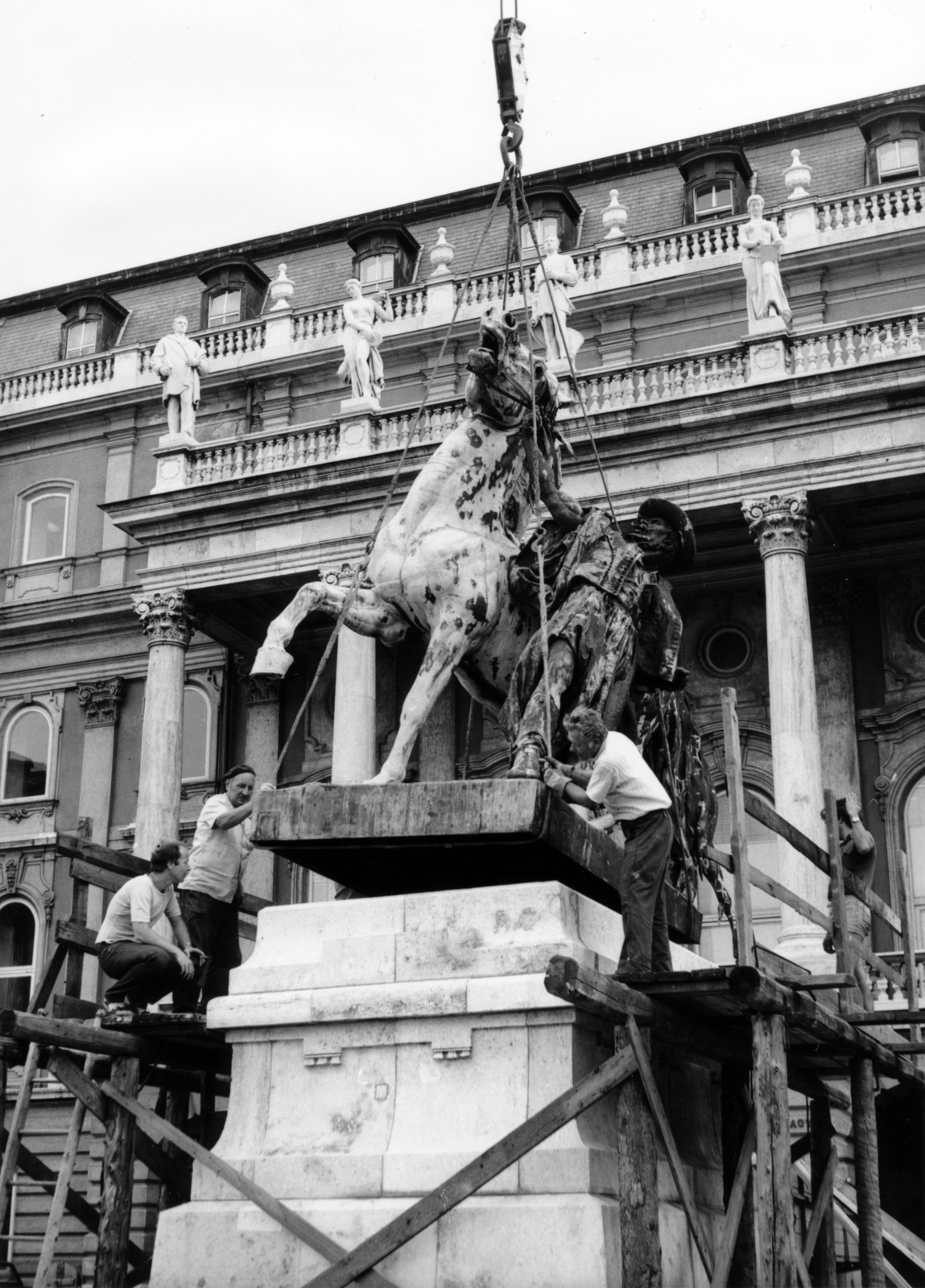 Hungary, Budapest I., Budavári Palota (korábban Királyi Palota) Hunyadi udvar. A II. világháborús sérülések restaurálása után a felállítják a Lovat fékező csikós szobrát (ifj. Vastagh György, 1901.) a Nemzeti Galéria B épülete elé. A helyreállítást Búza Barna szobrászművész, Kótay József, Tótfalusi László és Pölöskei László ötvösművészek végezték., 1982, Magyar Nemzeti Galéria/Adattári Gyűjtemény, Budapest, Fortepan #155914